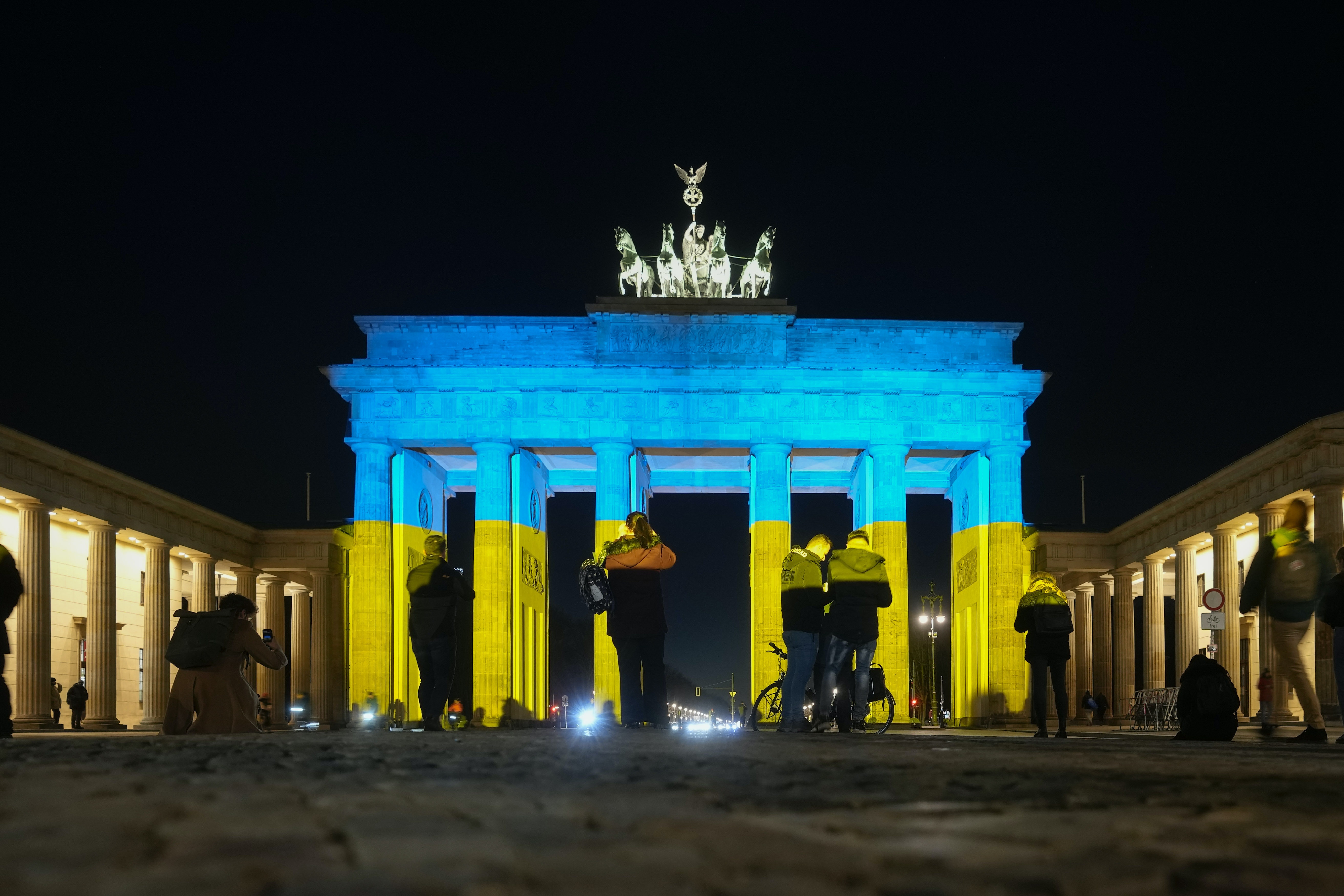 德國柏林勃蘭登堡門（Brandenburg Gate）2月23日在外牆投射烏克蘭國旗的藍黃色，以示對烏克蘭的支持。（AP）