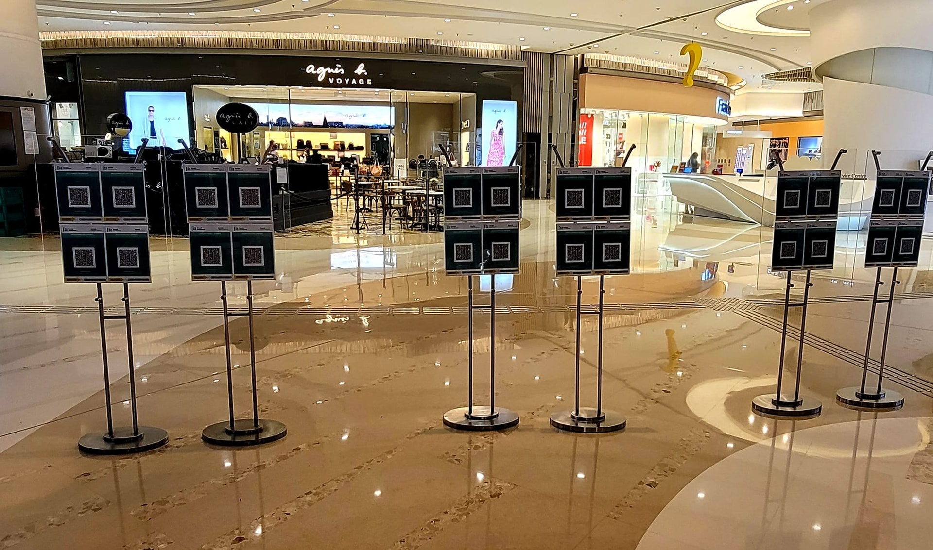 有街坊分享照片,看到PopCorn商場的入口擺放大量QR Code,以供市民進入時掃安心出行。(fb「將軍澳主場」圖片) 有街坊分享照片,看到PopCorn商場的入口擺放大量QR Code,以供市民進入時掃安心出行。(fb「將軍澳主場」圖片)