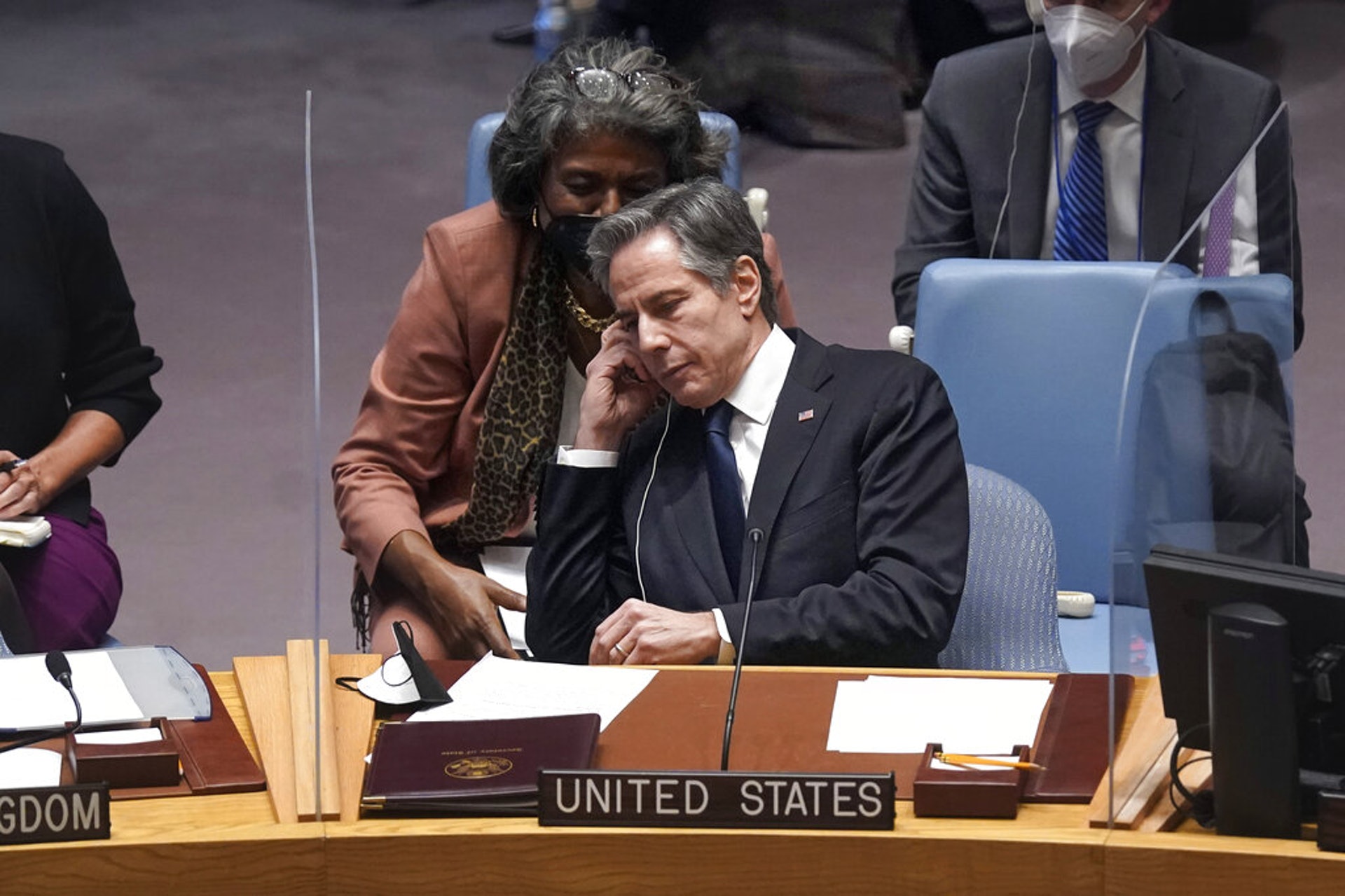 烏克蘭局勢:圖為2022年2月17日,美國務卿布林肯與美國駐聯合國大使托馬斯-格林菲爾德出席聯合國安理會會議。當時布林肯剛完成他的發言。(AP) 烏克蘭局勢:圖為2022年2月17日,美國務卿布林肯與美國駐聯合國大使托馬斯-格林菲爾德出席聯合國安理會會議。當時布林肯剛完成他的發言。(AP)