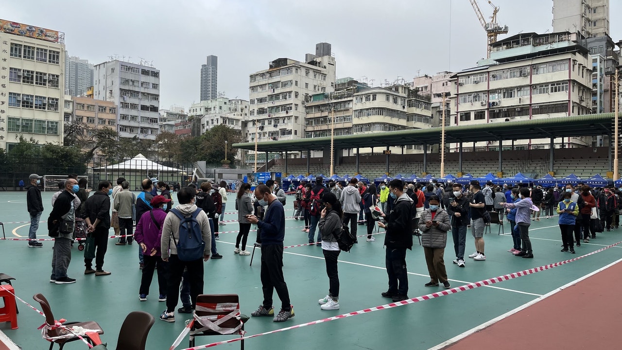 2月12日深水埗楓樹街遊樂場檢測站人頭湧湧,當日有清潔工表示檢測4日後仍未收到結果。(資料圖片) 2月12日深水埗楓樹街遊樂場檢測站人頭湧湧,當日有清潔工表示檢測4日後仍未收到結果。(資料圖片)