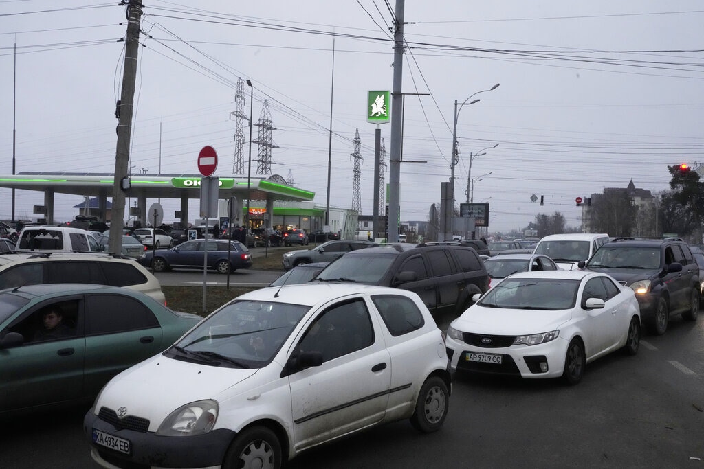 烏克蘭局勢：圖為2月24日，大量私家車在烏克蘭首都基輔的加油站外排隊，這些人準備將汽車加滿油，然後逃離首都。（AP）