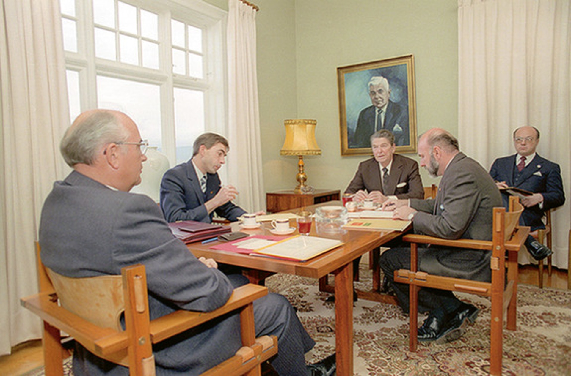 1986年10月，美國總統列根與蘇聯總書記戈爾巴喬夫在冰島舉行雷克雅未克峰會。時任美國總統特別助理、國安會歐洲和蘇聯事務高級主任馬特洛克坐在最右。翌年，馬特洛克出任美國駐蘇聯大使。（Reagan Presidential Library）