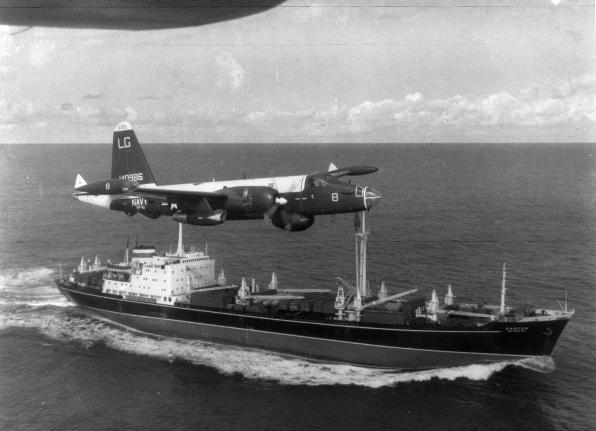 1962年10月,一架美軍飛機在加勒比海掠過一艘蘇聯軍艦。當年的「古巴導彈危機」被視作人類最接近「相互保證毀滅」的一次事件。由美國向土耳其部署導彈,激起蘇聯在古巴部署導彈所引起。(Getty) 1962年10月,一架美軍飛機在加勒比海掠過一艘蘇聯軍艦。當年的「古巴導彈危機」被視作人類最接近「相互保證毀滅」的一次事件。由美國向土耳其部署導彈,激起蘇聯在古巴部署導彈所引起。(Getty)