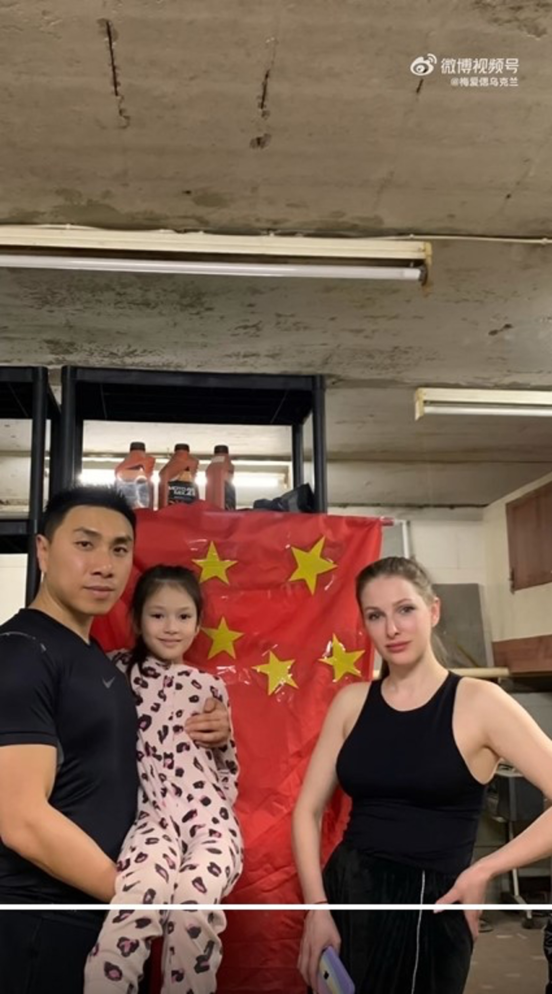 梅愛偲身處烏克蘭,帶同妻女躲在地下室,並掛上五星旗自保。(微博圖片) 梅愛偲身處烏克蘭,帶同妻女躲在地下室,並掛上五星旗自保。(微博圖片)
