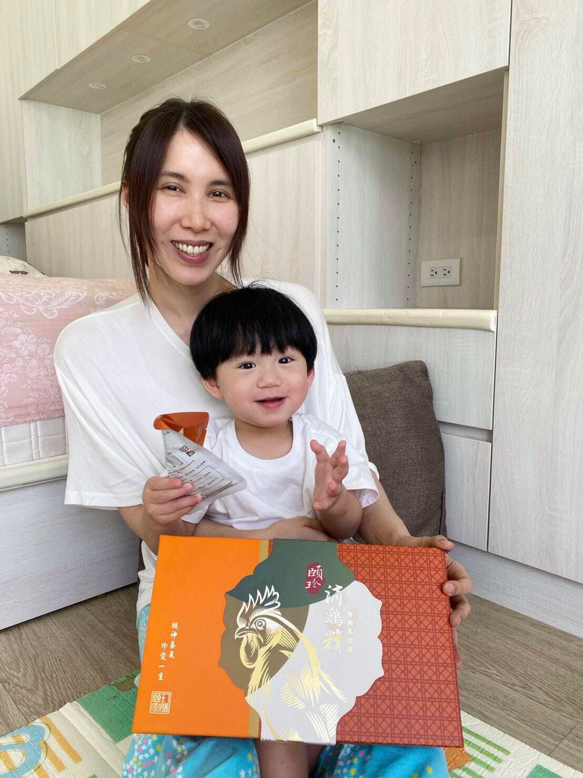 余苑綺的溫馨親子照(FB@余苑綺) 余苑綺的溫馨親子照(FB@余苑綺)