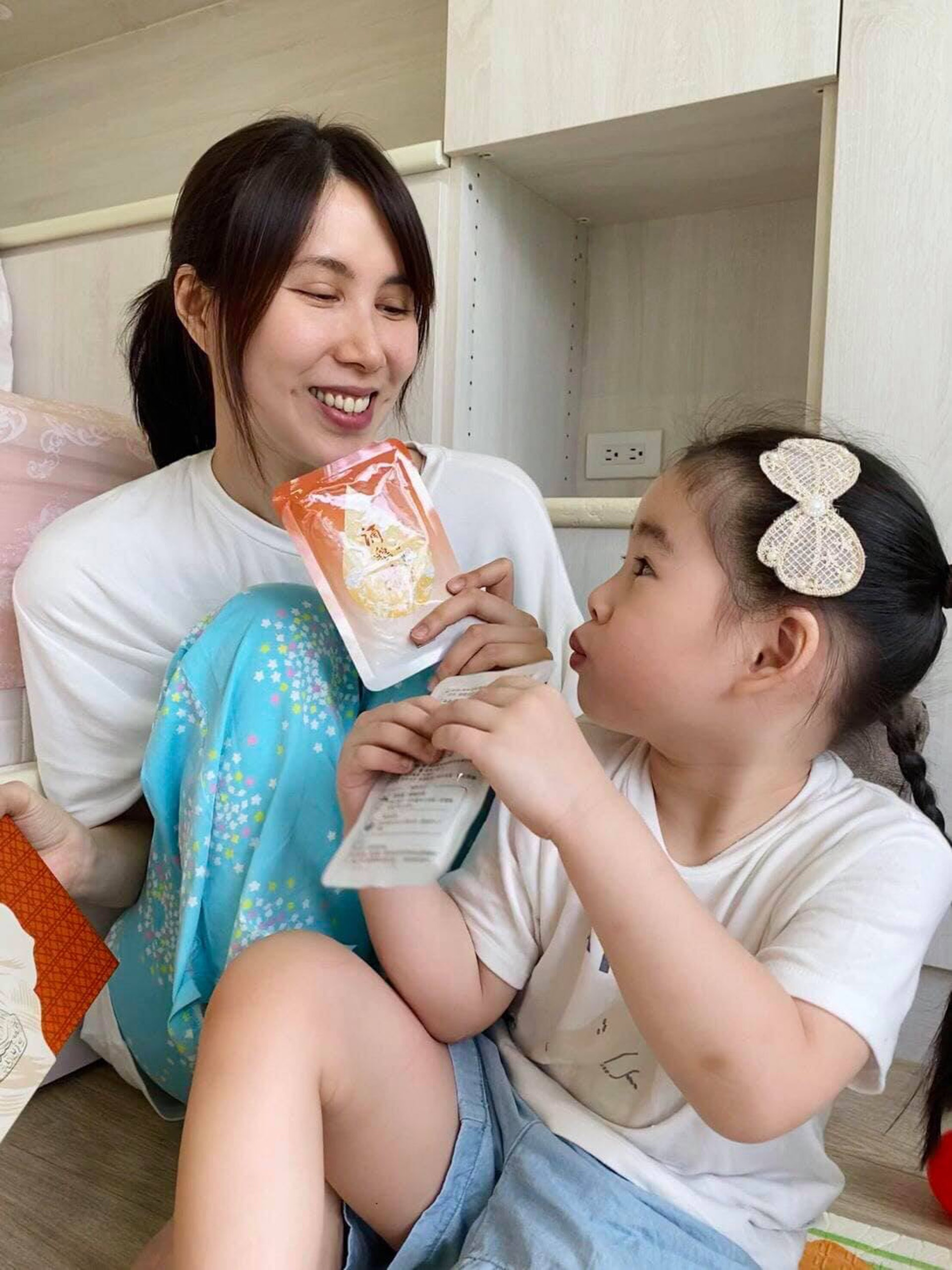 余苑綺的溫馨親子照(FB@余苑綺) 余苑綺的溫馨親子照(FB@余苑綺)