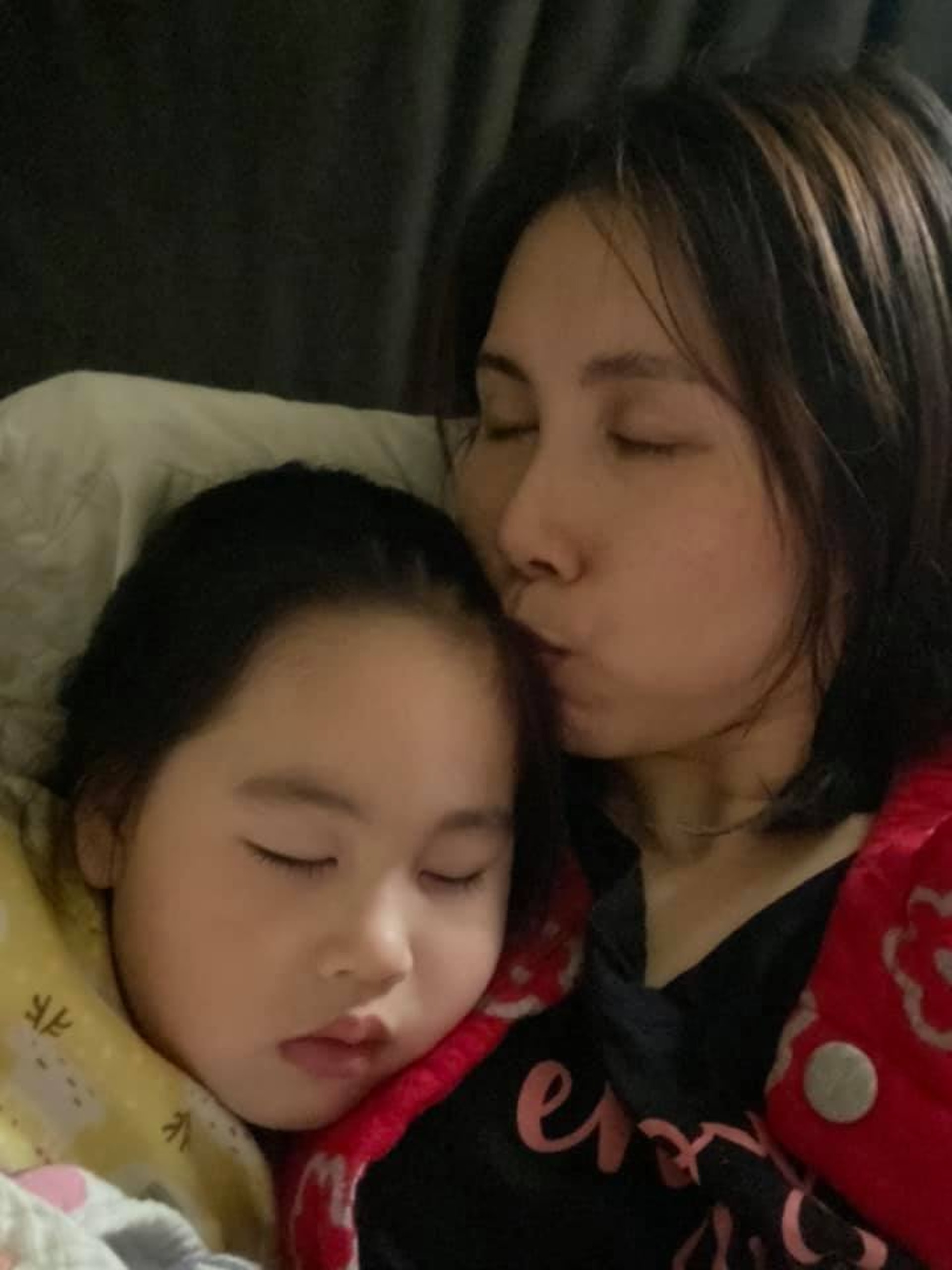 余苑綺的溫馨親子照(FB@余苑綺) 余苑綺的溫馨親子照(FB@余苑綺)