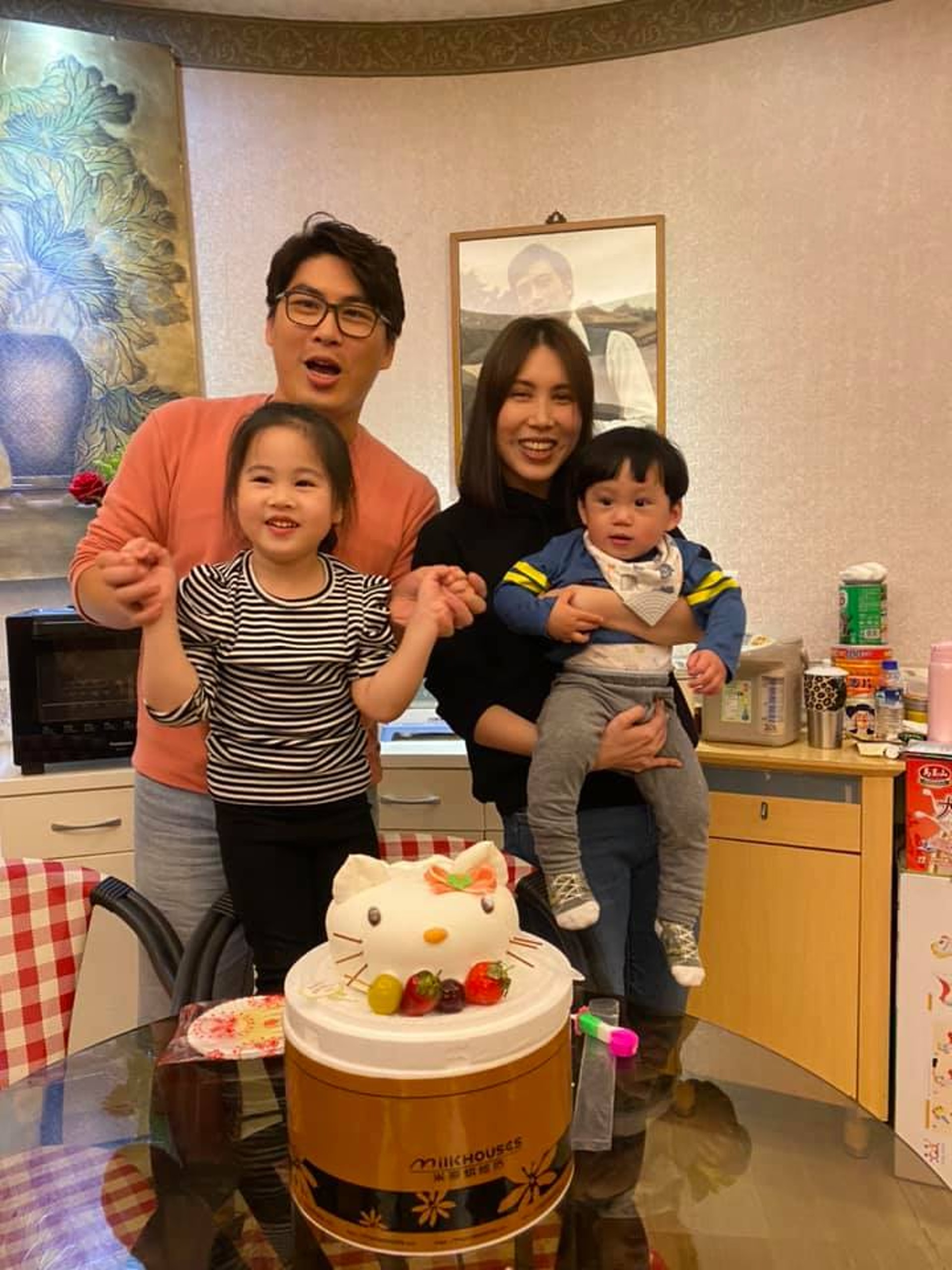 余苑綺的溫馨親子照(FB@余苑綺) 余苑綺的溫馨親子照(FB@余苑綺)