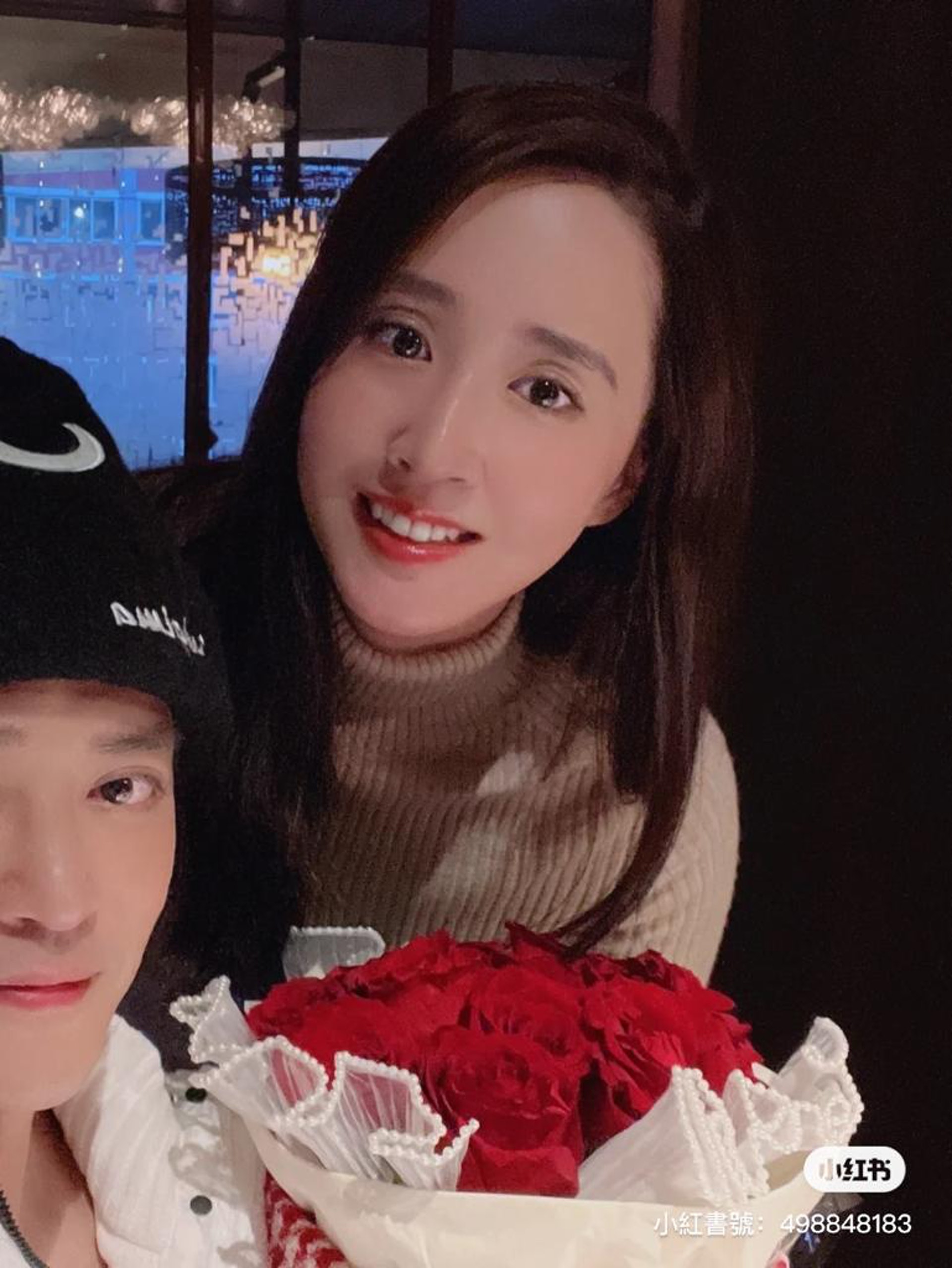 王妤嫻早前與陳曉東慶祝結婚8周年。(小紅書照片) 王妤嫻早前與陳曉東慶祝結婚8周年。(小紅書照片)