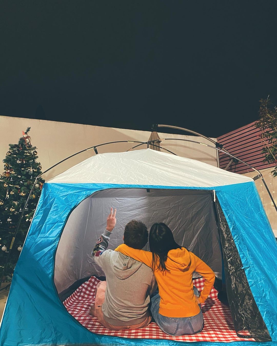 婚后搬入大埔康乐园千呎独立屋，两人更曾在花园搭帐篷睇星星，相当有情趣。（IG@wongtsuiyu）