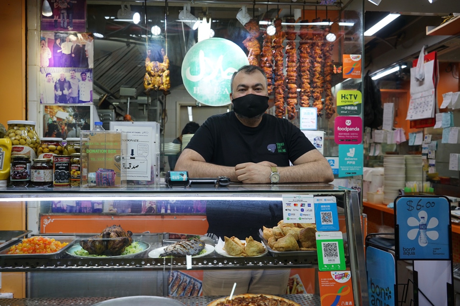 在重慶大慶二樓開設食店的Shah先生希望,政府能將他們和其他餐廳一視同仁、給予援助。(呂諾君攝) 在重慶大慶二樓開設食店的Shah先生希望,政府能將他們和其他餐廳一視同仁、給予援助。(呂諾君攝)