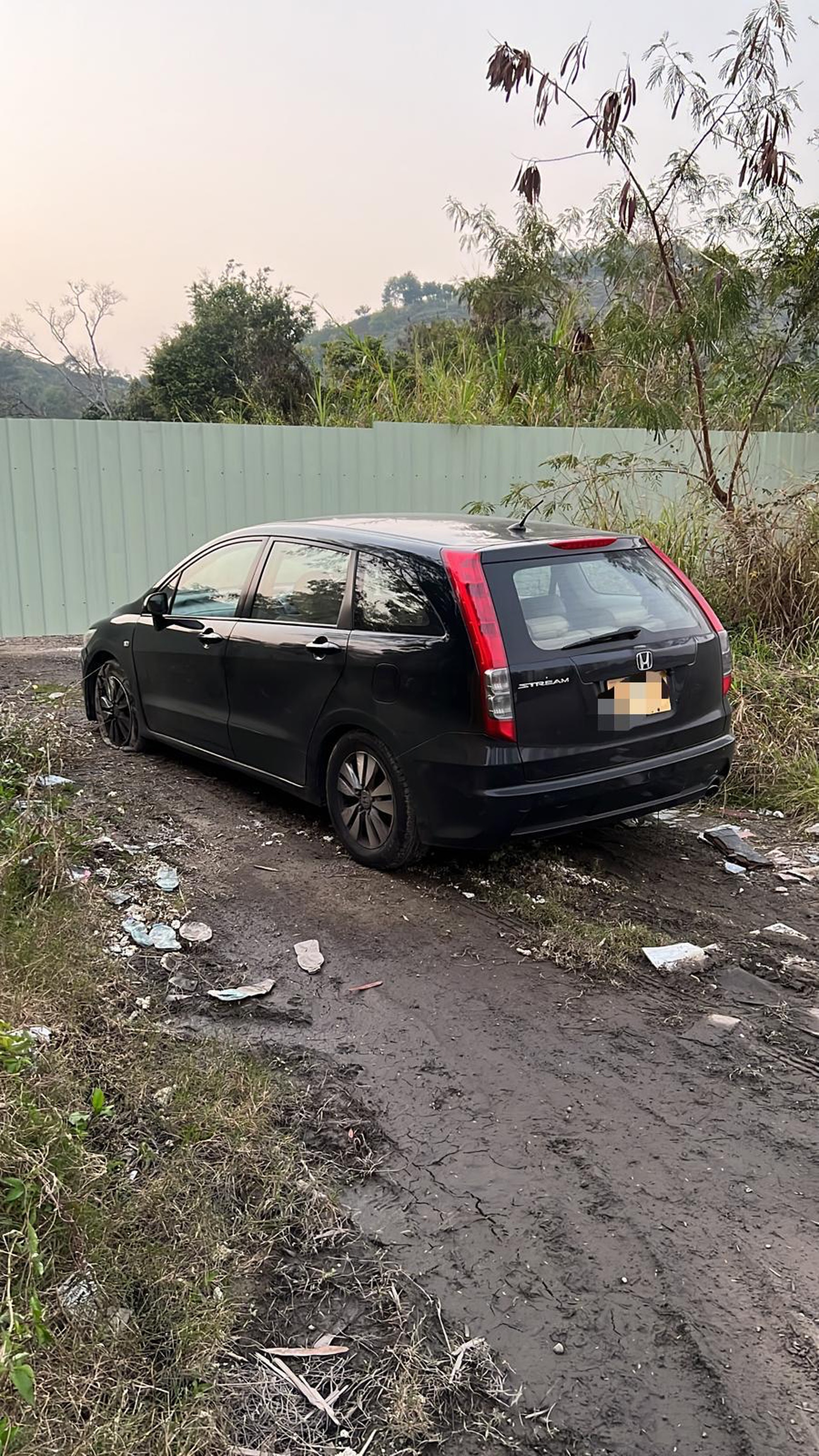 天水圍私家車撞倒女途人後不顧而去,警方呼籲如有任何市民在途經案發地點時目擊意外經過或有任何與案有關的資料提供,請立即致電3661 3800與新界北交通部意外調查組聯絡。