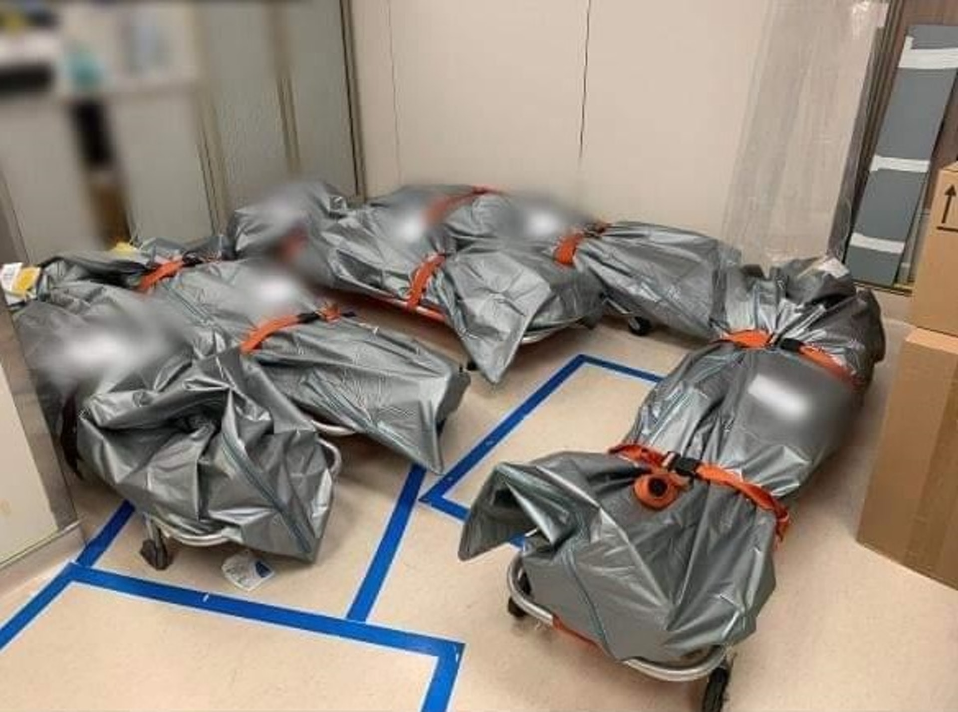 據了解,伊利沙伯醫院的急症室殮房同樣爆滿,部分遺體需暫放急救房儲物區。相中可見,院內有房間擺放了5具遺體,同置於擔架上。(讀者提供相片) 據了解,伊利沙伯醫院的急症室殮房同樣爆滿,部分遺體需暫放急救房儲物區。相中可見,院內有房間擺放了5具遺體,同置於擔架上。(讀者提供相片)