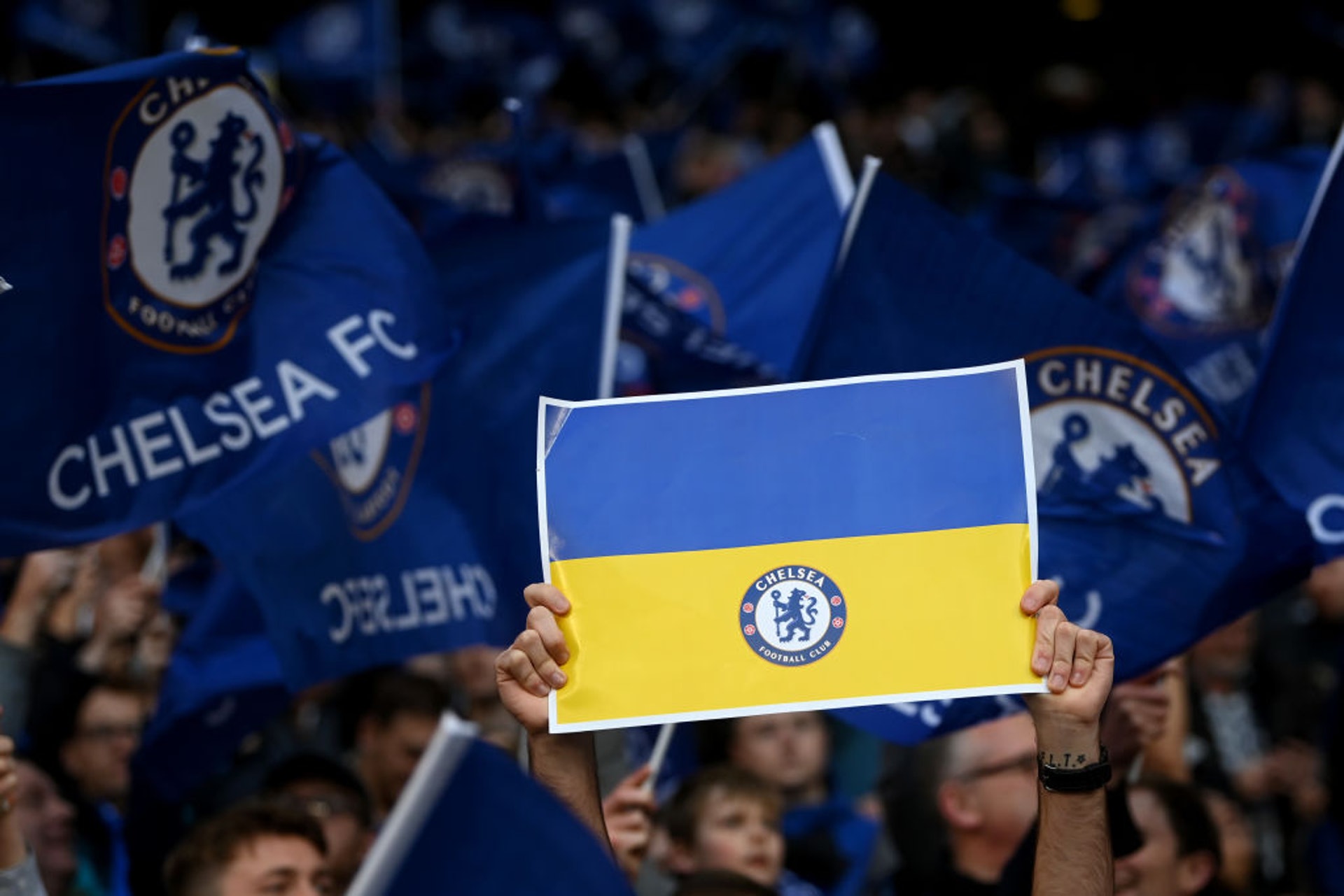 周日上演的英格蘭聯賽盃決賽，車路士和利物浦球迷均高舉烏克蘭國旗以示支持。（Getty Images）