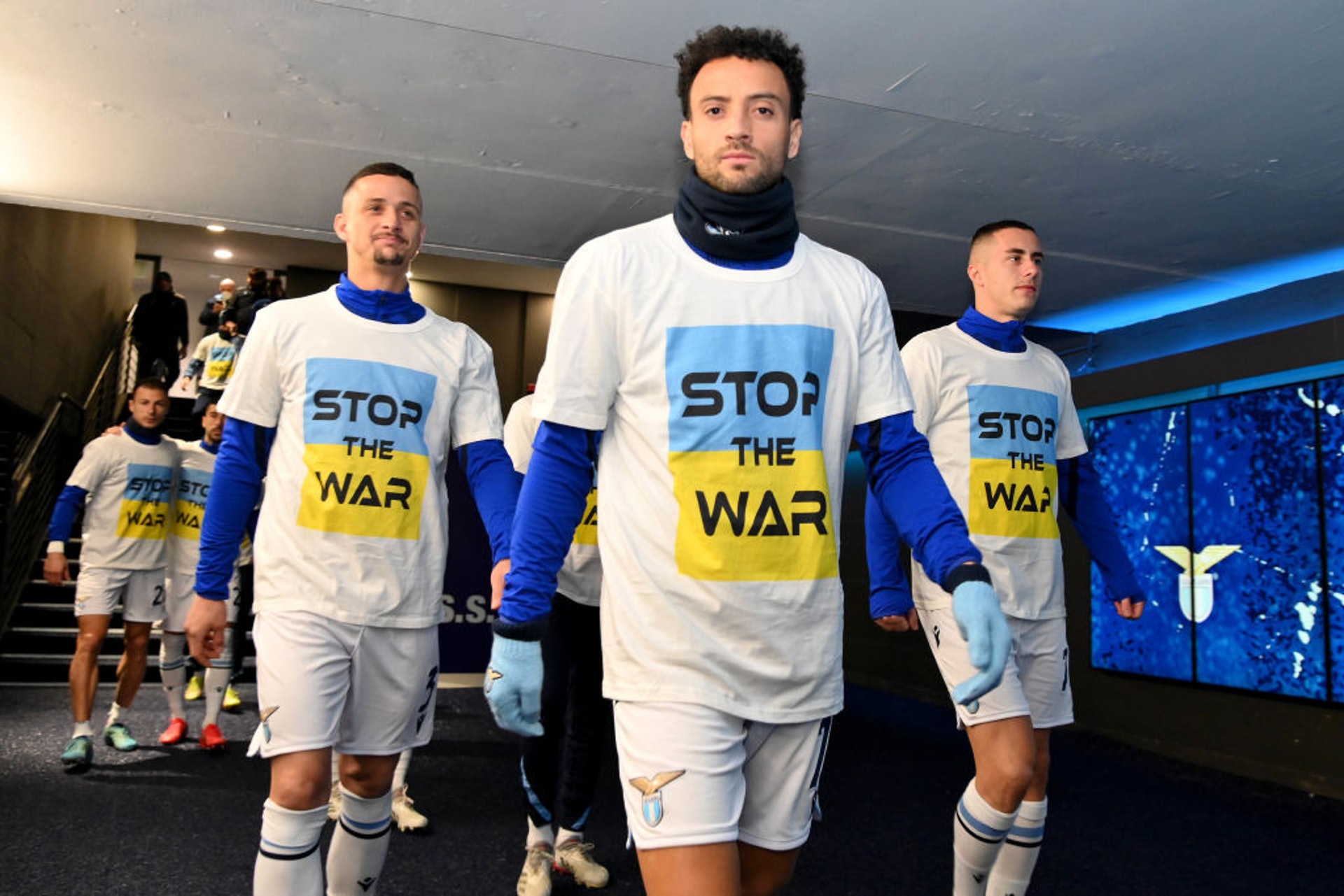 歐洲各地足球聯賽，無論球迷或球員，均呼籲「停止戰爭」，並以烏克蘭國旗上的藍黃雙色送上支持。（Getty Images）