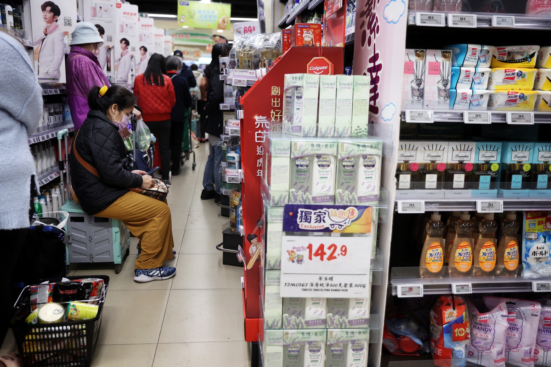 坑口一家超市內,大批市民爭相搶購物品。(李澤彤攝) 坑口一家超市內,大批市民爭相搶購物品。(李澤彤攝)