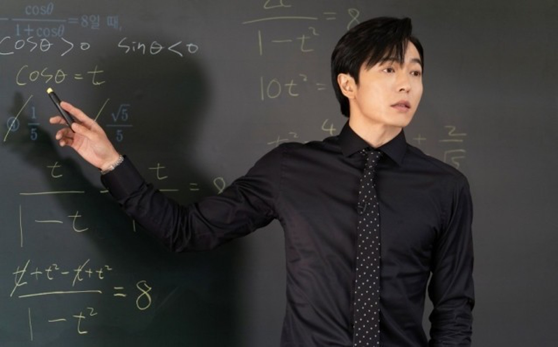 《瘋狂的愛Crazy love》預計於7日開播,劇集圍繞住失憶的高材CEO以及假扮成妻子的女秘書,預告已以殺人預告作為開端,相信會是部神秘的懸疑愛情劇。Krystal曾講過金材昱是她的理想型,等了11年後二人終於合作,令人期待。(劇照) 《瘋狂的愛Crazy love》預計於7日開播,劇集圍繞住失憶的高材CEO以及假扮成妻子的女秘書,預告已以殺人預告作為開端,相信會是部神秘的懸疑愛情劇。Krystal曾講過金材昱是她的理想型,等了11年後二人終於合作,令人期待。(劇照)