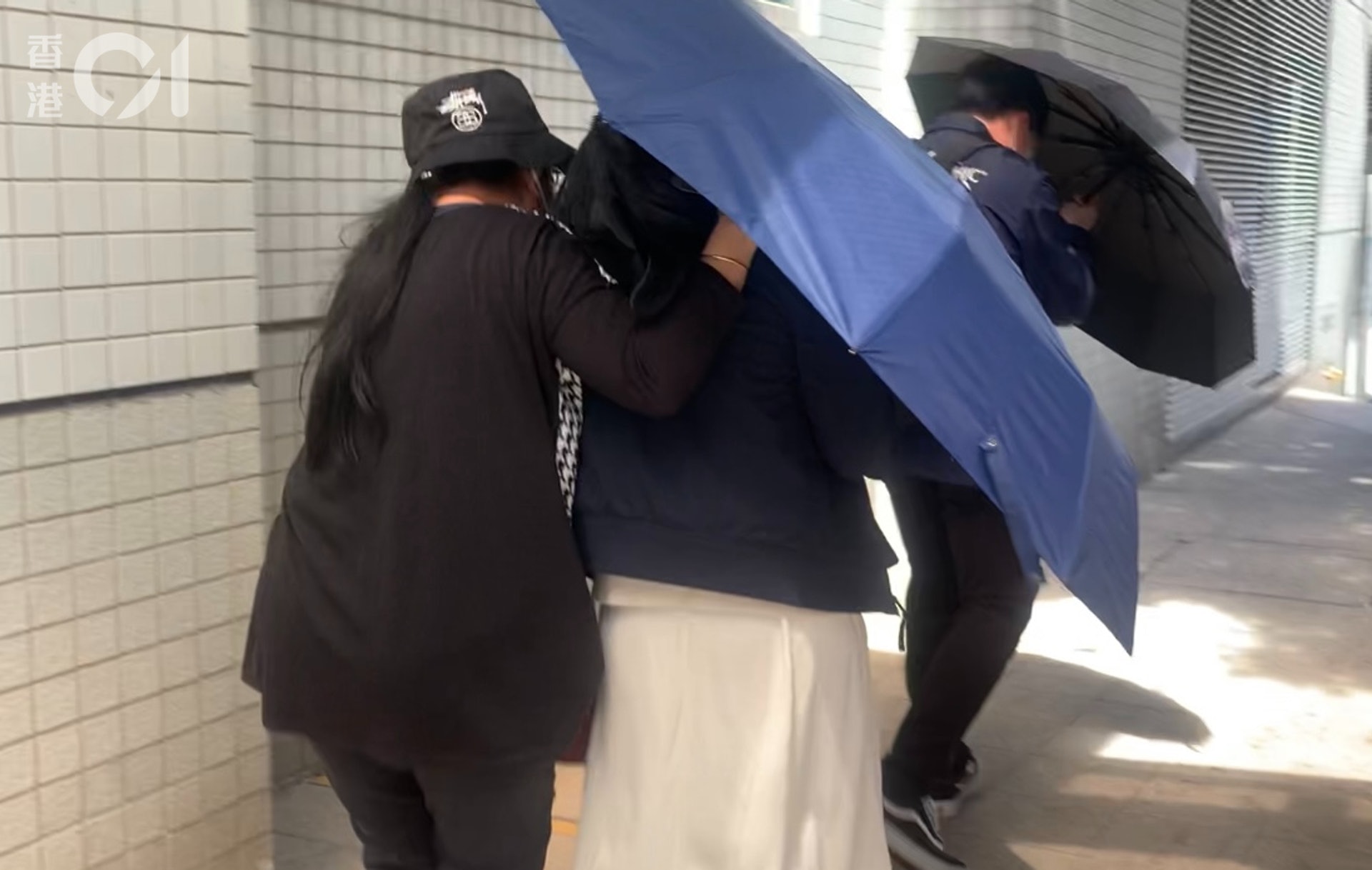 女被告陳靄盈(白裙),被控一項虐兒罪。(劉安琪攝) 女被告陳靄盈(白裙),被控一項虐兒罪。(劉安琪攝)