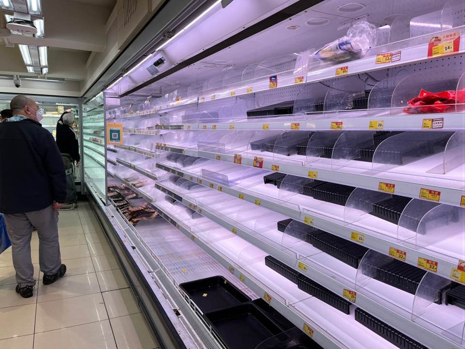 下午約3時，大圍一間超市部分貨架已「清零」，尤以麵包類、即食麵、凍肉及奶類食品最為嚴重。（HK01 18區新聞圖片／呂凝敏攝）