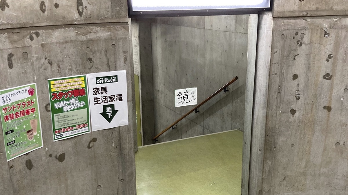 日本樓梯裝MIRROR生錯覺 顧客易直行撞鏡 大廈補鑊無用│趣一趣 日本樓梯裝MIRROR生錯覺 顧客易直行撞鏡 大廈補鑊無用│趣一趣