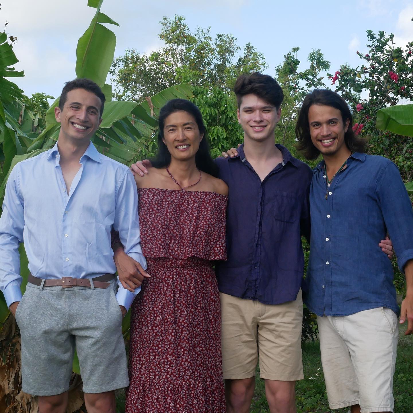 Suzi與三位兒子。（instagram@suzi.de.g）