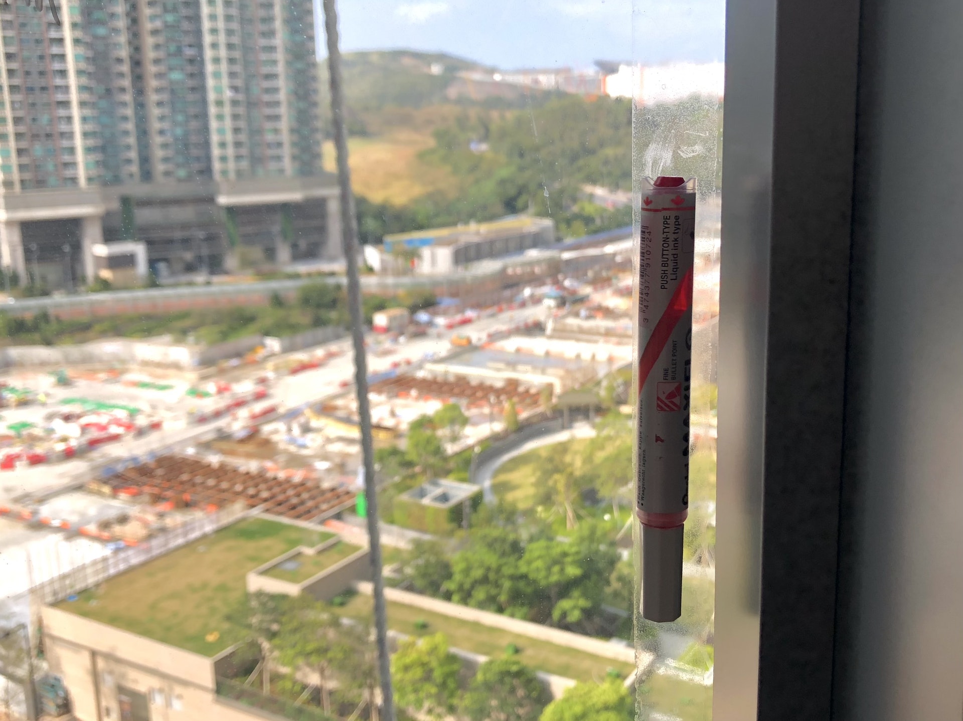 膠紙漬不少,連白板筆也可黏在玻璃表面,僅屬小問題。(張浩維攝) 膠紙漬不少,連白板筆也可黏在玻璃表面,僅屬小問題。(張浩維攝)