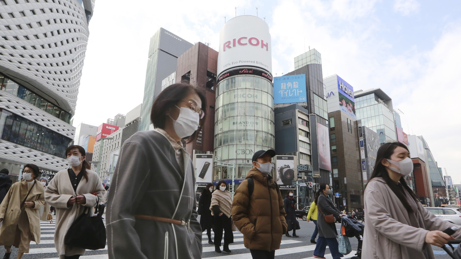 日本新冠肺炎疫情:圖為2022年3月2日,日本東京街頭的行人。(AP) 日本新冠肺炎疫情:圖為2022年3月2日,日本東京街頭的行人。(AP)