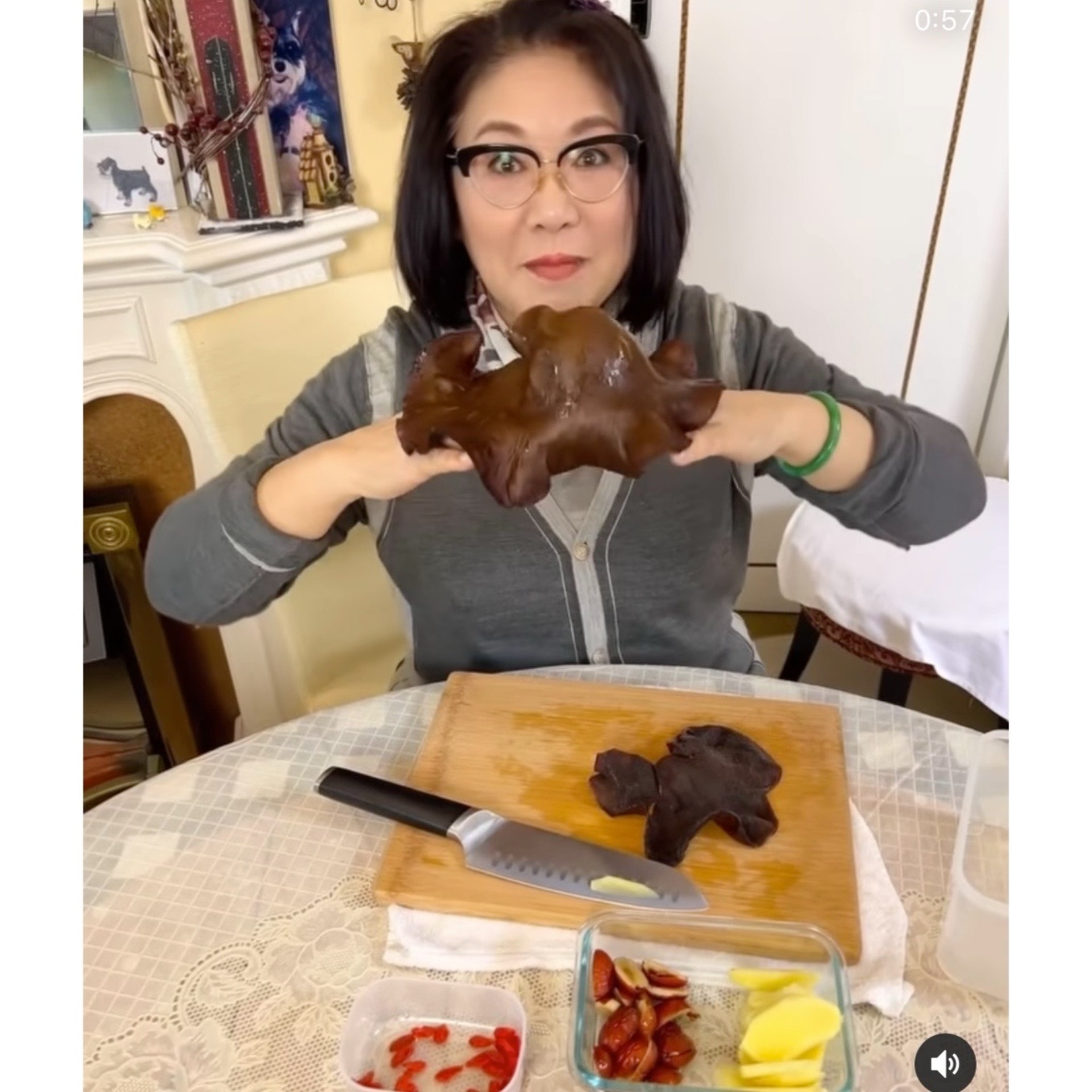 司棋姐手上的白背木耳,像帽子般大。(Instagram:leeszekee) 司棋姐手上的白背木耳,像帽子般大。(Instagram:leeszekee)