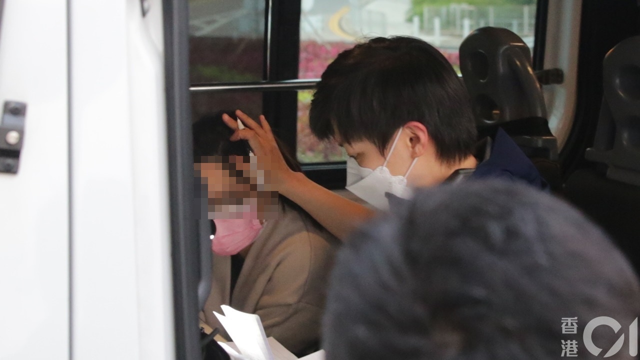 警員向女嬰母親問話。（黃偉民攝）