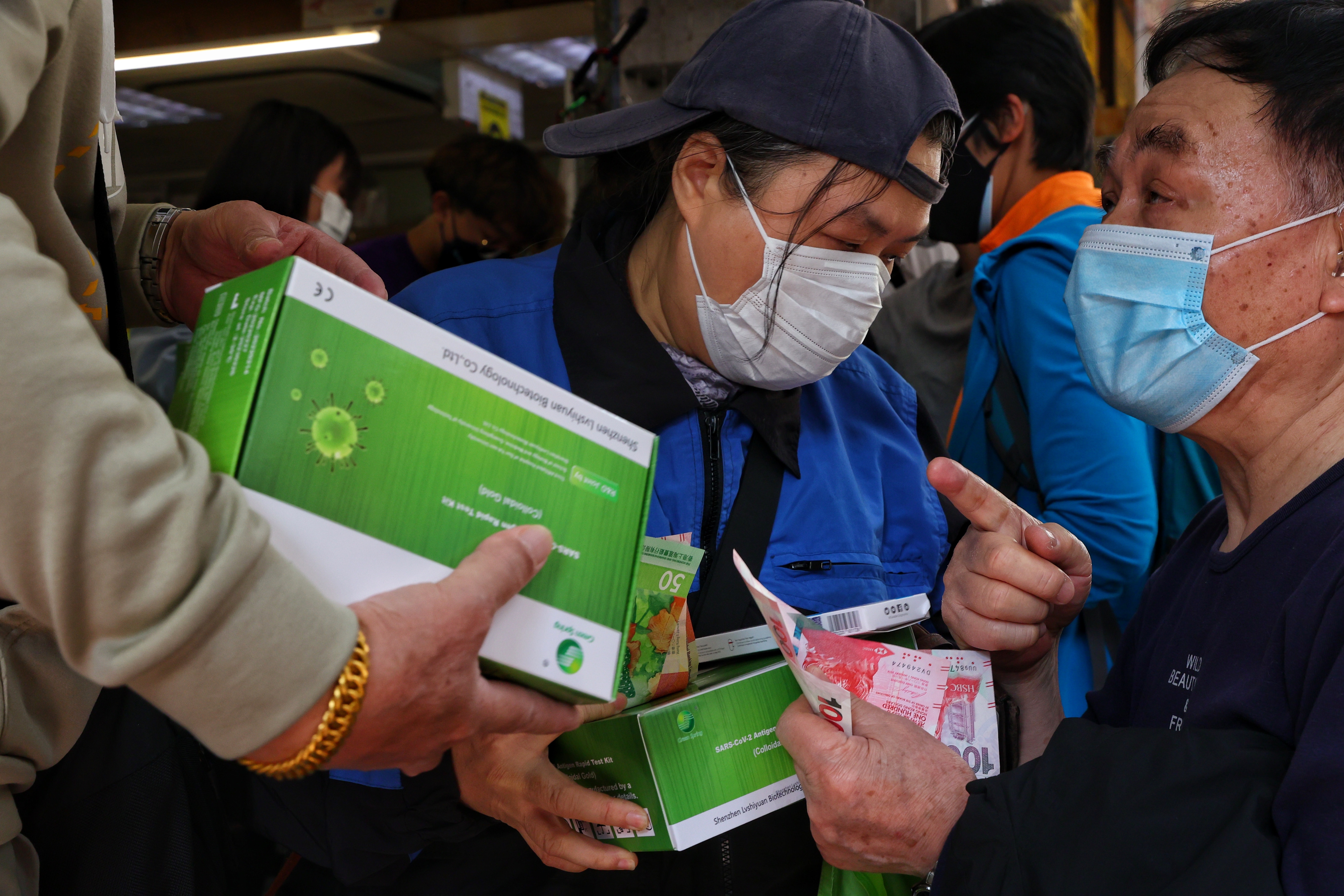 感染新冠病毒人數持續上升，衞生署接受市民自行檢測結果，3月4日深水埗再有人大手買入檢測劑。(羅君豪攝）