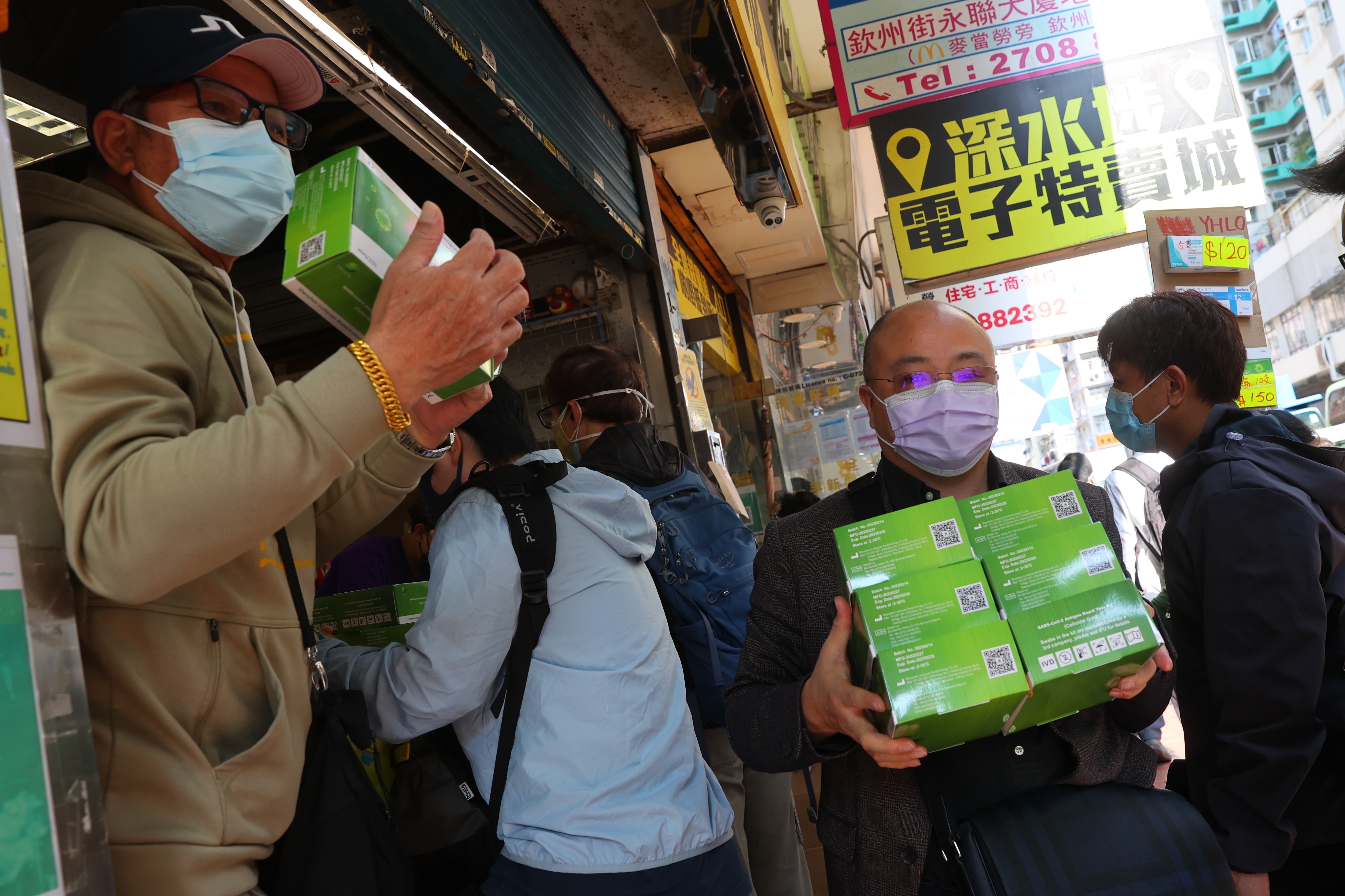 感染新冠病毒人數持續上升，衞生署接受市民自行檢測結果，3月4日深水埗再有人大手買入檢測劑。(羅君豪攝）