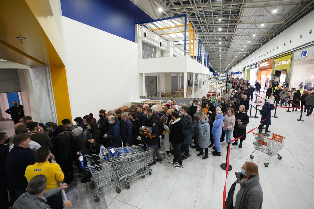 圖為2022年3月3日在俄羅斯聖彼德堡市郊的宜家家居（IKEA）門市（AP）