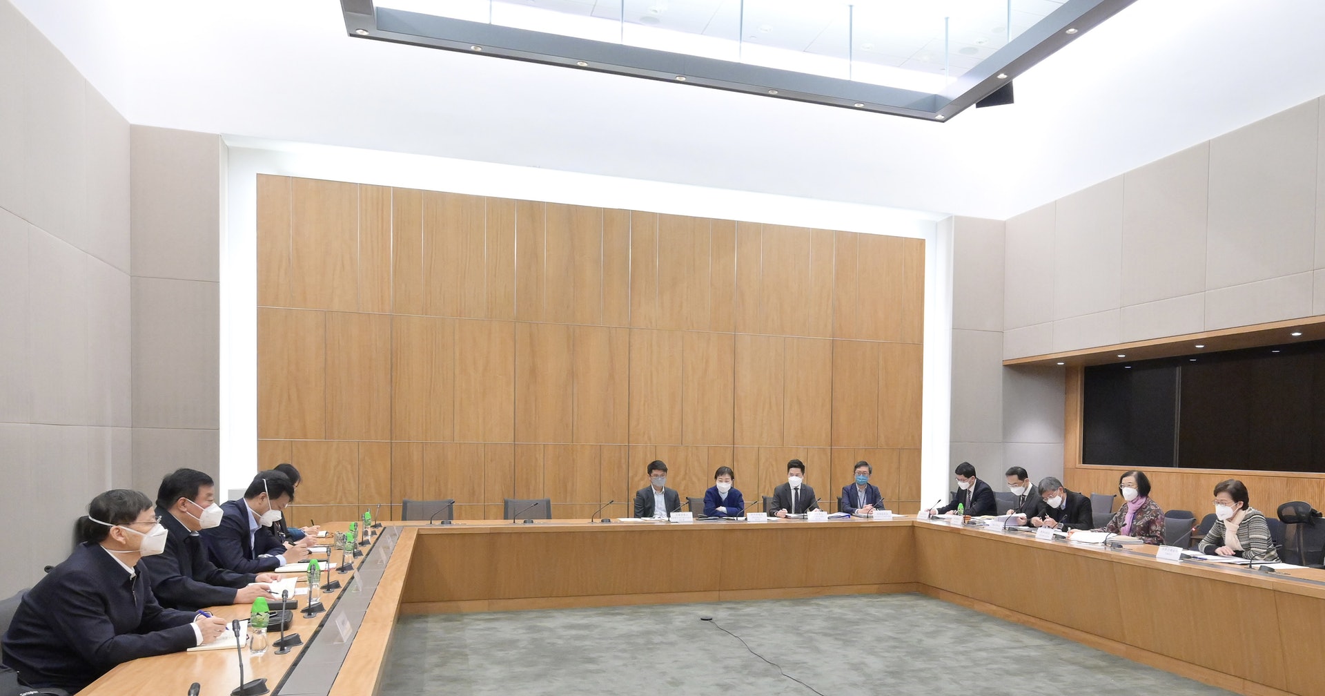 3月4日,行政長官林鄭月娥(右一)與國家衞生健康委員會新冠疫情應對處置工作領導小組專家組組長梁萬年教授(左二)率領的內地專家團會面。(政府新聞處) 3月4日,行政長官林鄭月娥(右一)與國家衞生健康委員會新冠疫情應對處置工作領導小組專家組組長梁萬年教授(左二)率領的內地專家團會面。(政府新聞處)