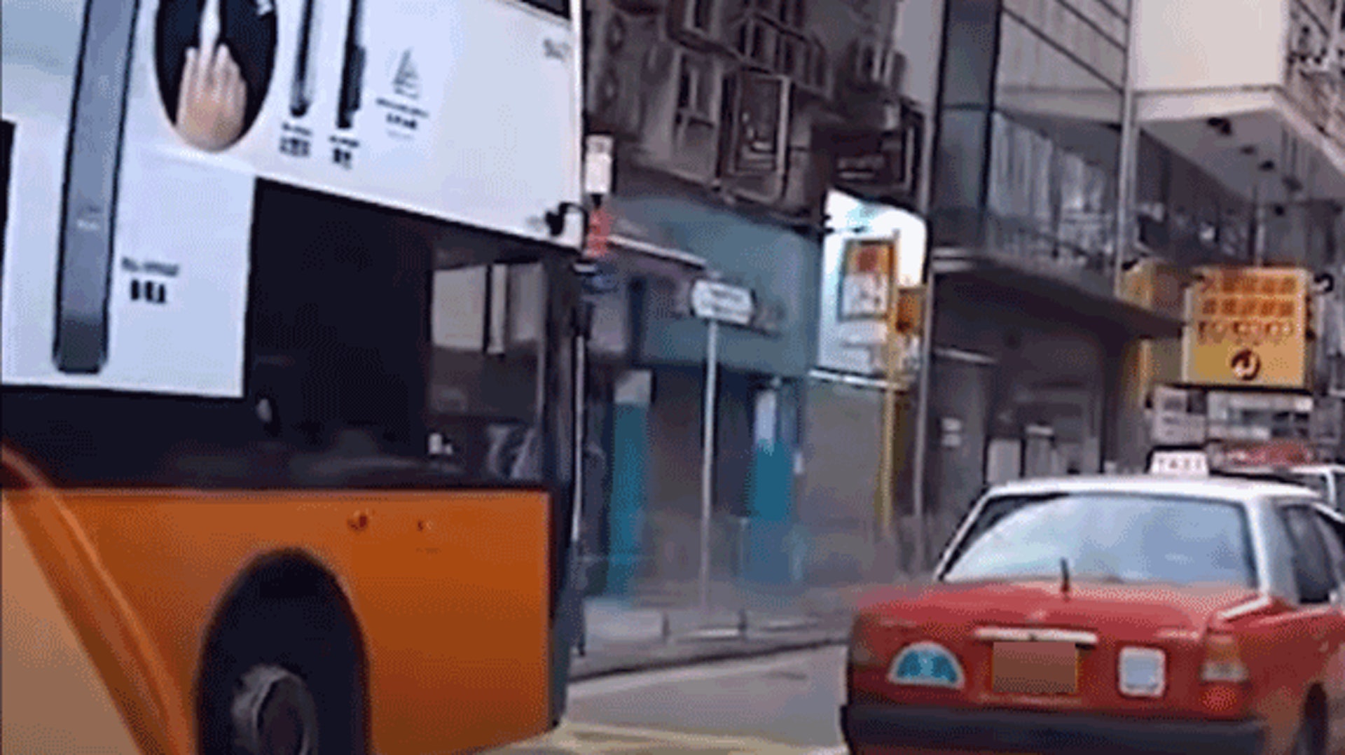 網上流傳「車cam」片段,顯示有新巴司機竟於行車期間,向車窗外疑作出「放飛劍」吐口水的動作。(YouTube「車cam特警」影片截圖) 網上流傳「車cam」片段,顯示有新巴司機竟於行車期間,向車窗外疑作出「放飛劍」吐口水的動作。(YouTube「車cam特警」影片截圖)