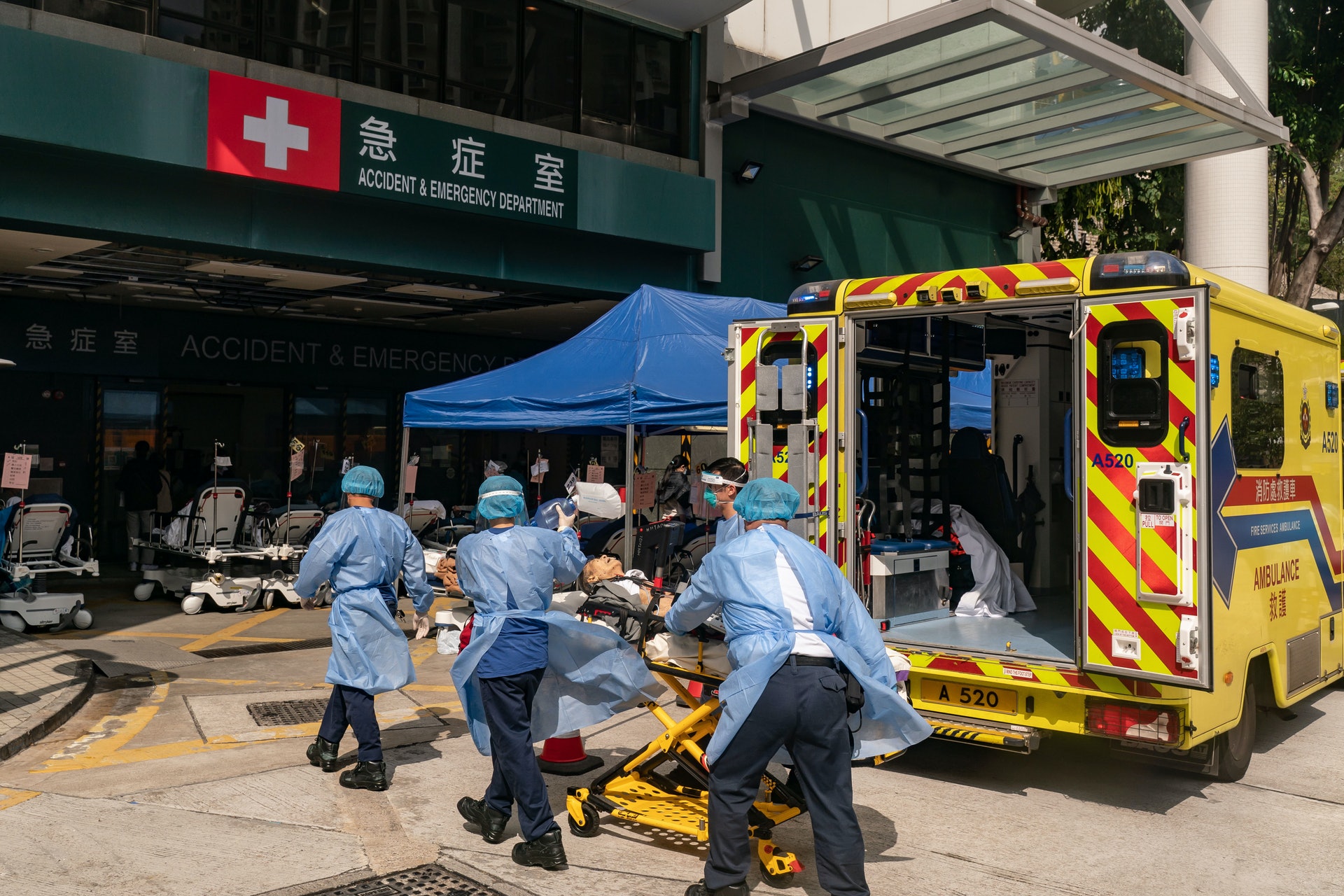 本港新冠肺炎疫情嚴重,醫療系統瀕臨崩潰。(資料圖片) 本港新冠肺炎疫情嚴重,醫療系統瀕臨崩潰。(資料圖片)