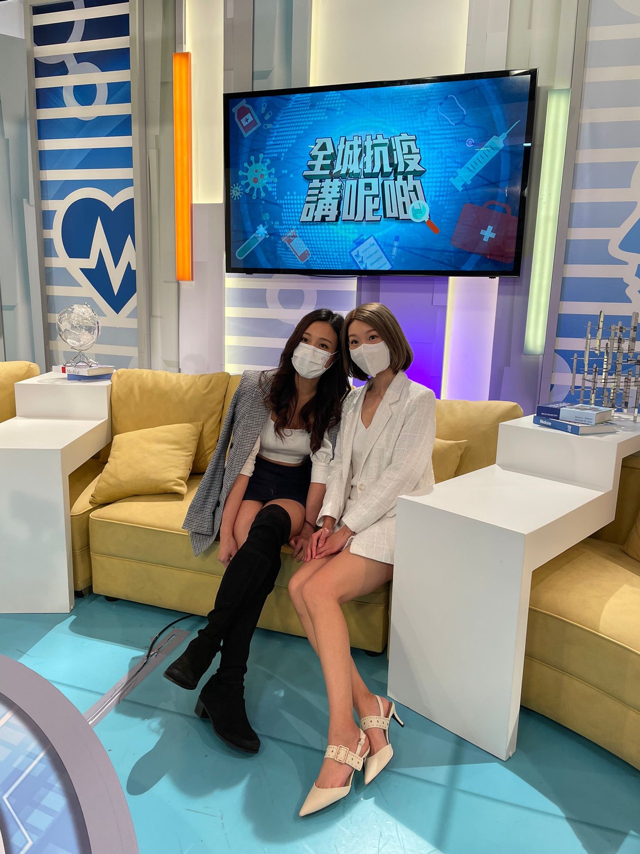 二人首次同李臻合作,Agnes對於能跟新聞王子李臻拍檔特別興奮,她說:「從前喺電視見到佢,都不覺得佢咁高大、俊俏、帥氣。」Jasmin即笑她擦鞋:「你唔好咁樣啦好冇?」 二人首次同李臻合作,Agnes對於能跟新聞王子李臻拍檔特別興奮,她說:「從前喺電視見到佢,都不覺得佢咁高大、俊俏、帥氣。」Jasmin即笑她擦鞋:「你唔好咁樣啦好冇?」