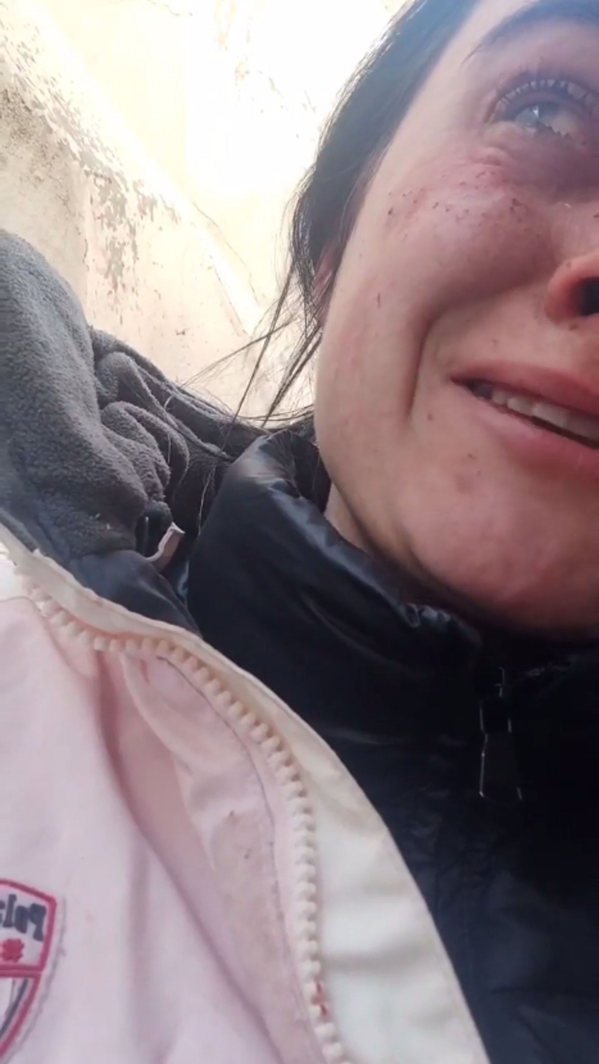 律師 Karolina 在IG聲淚俱下,表示自己媽媽和保護自己的年輕俄軍,都在自己目睹下被擊斃,她痛喊「這是地獄」。 (IG@karolisha_8) 律師 Karolina 在IG聲淚俱下,表示自己媽媽和保護自己的年輕俄軍,都在自己目睹下被擊斃,她痛喊「這是地獄」。 (IG@karolisha_8)