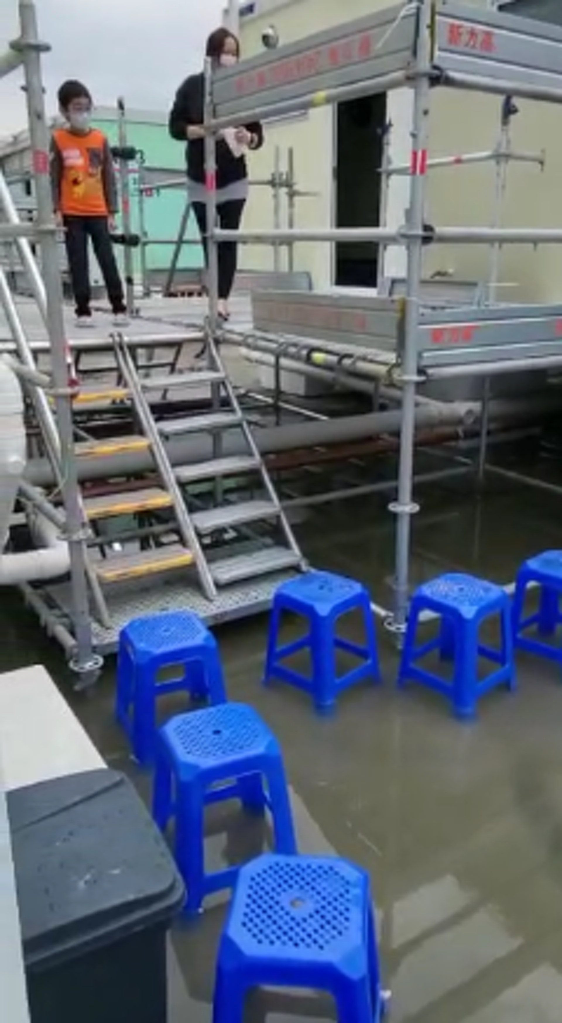 青衣方艙醫院一個廁所及浴室懷疑漏水,廁所外的地面積滿一大灘水,儼如一個小水塘,令隔離人士出入廁所困難重重。 青衣方艙醫院一個廁所及浴室懷疑漏水,廁所外的地面積滿一大灘水,儼如一個小水塘,令隔離人士出入廁所困難重重。