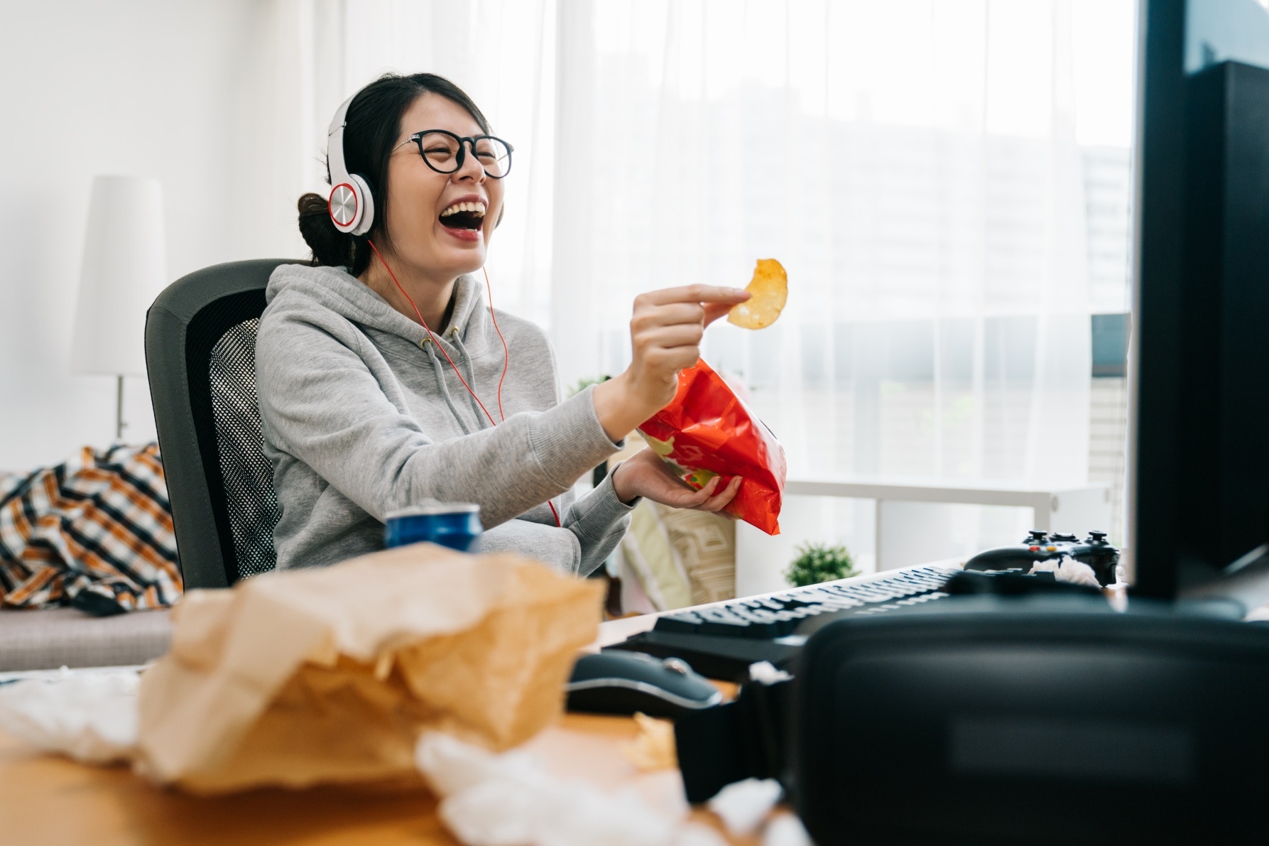 隨着開始在家工作，「口痕」吃零食的欲望亦有所增加。（Shutterstock）