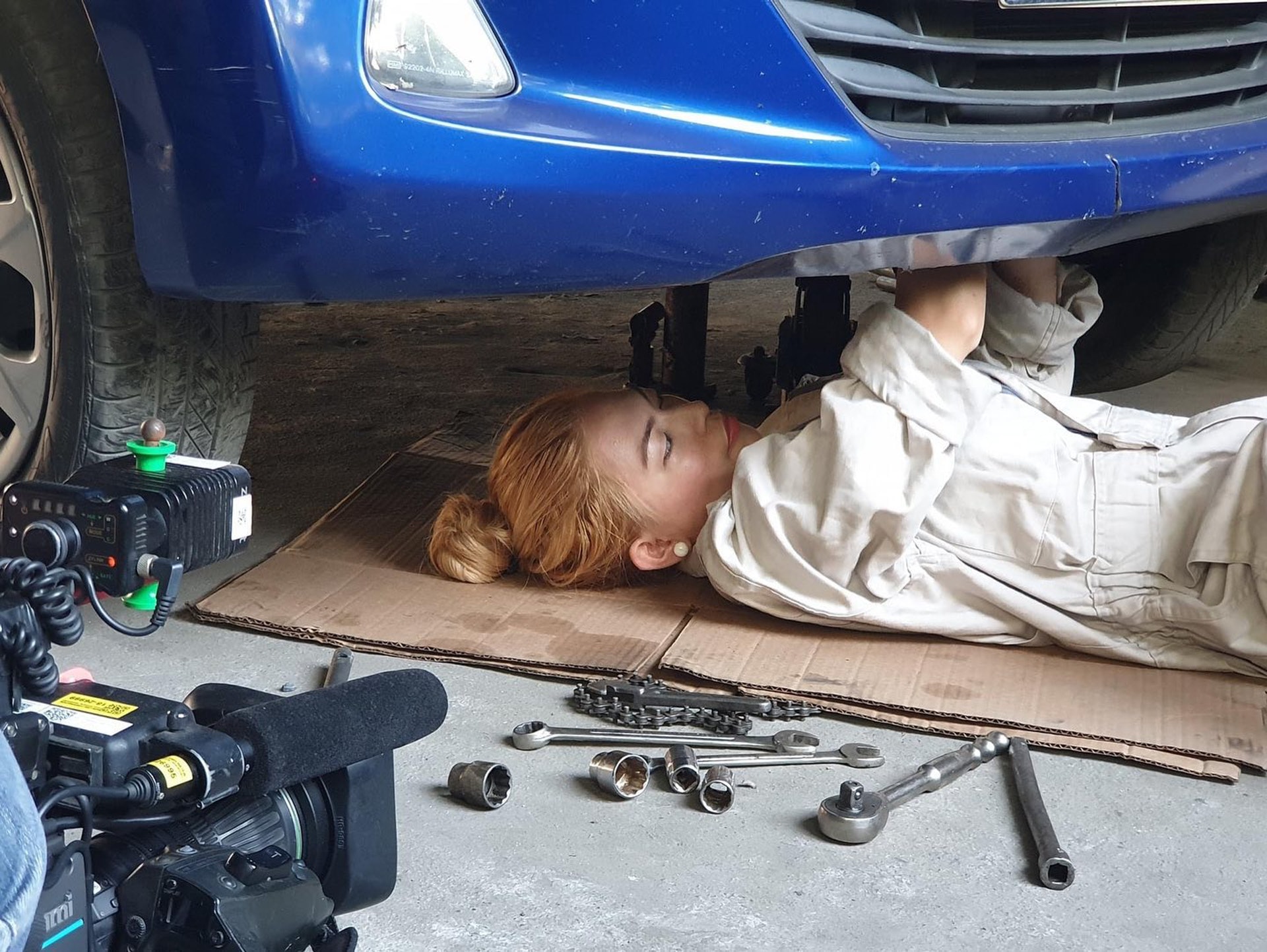 文妮絲自小已經對維修汽車有濃厚興趣,長大後更成為了汽車維修工人,有自己的車房。(IG「tantinmeneses09」圖片) 文妮絲自小已經對維修汽車有濃厚興趣,長大後更成為了汽車維修工人,有自己的車房。(IG「tantinmeneses09」圖片)