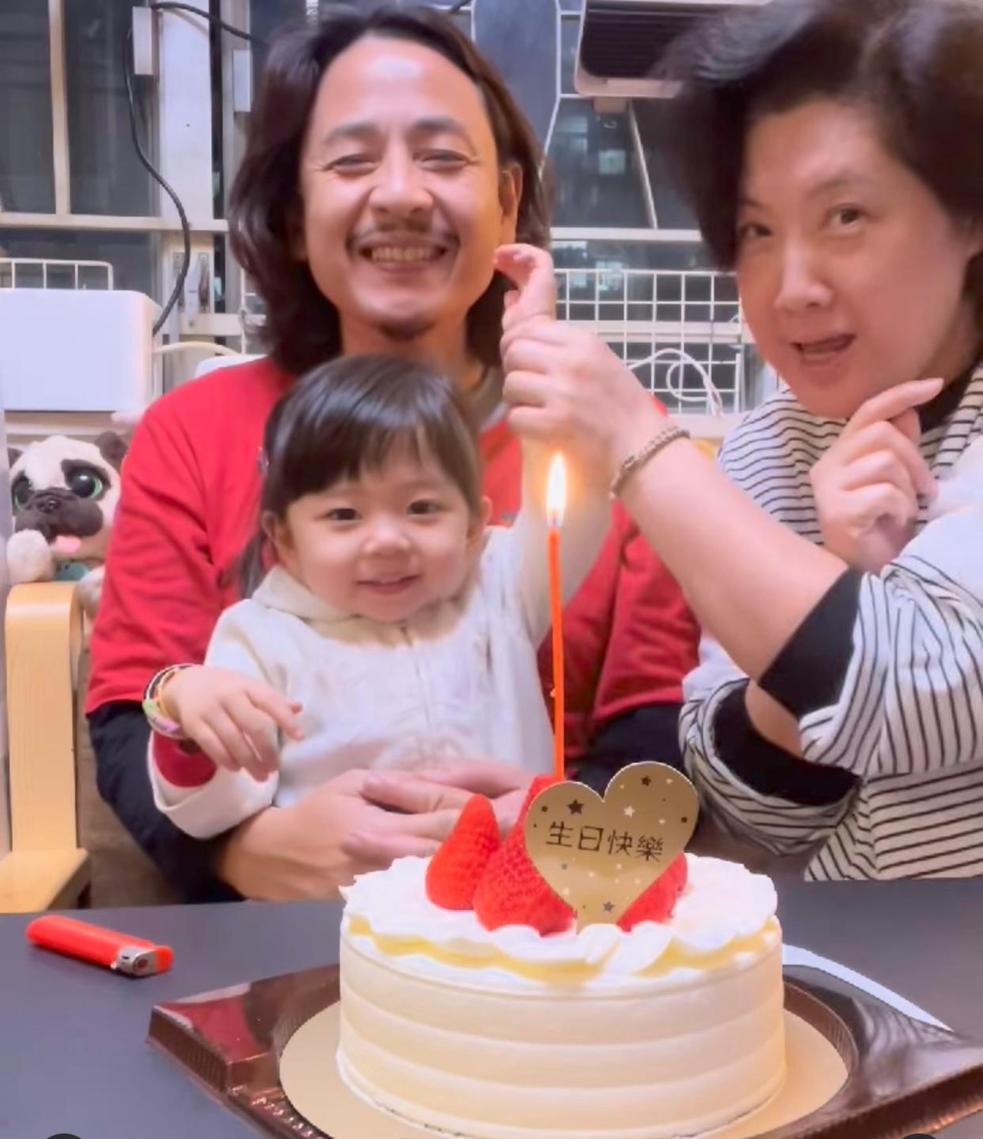 小黃妃搞錯唱了祝媽媽生日快樂,要又陳麗麗多次重覆糾正。 小黃妃搞錯唱了祝媽媽生日快樂,要又陳麗麗多次重覆糾正。