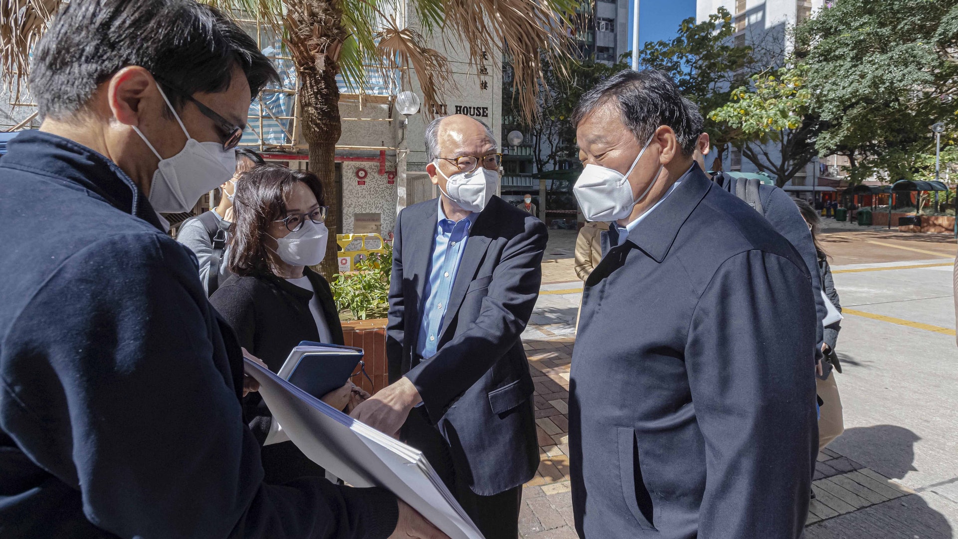 衞健委專家組長梁萬年與組員親身到順天邨「圍封強檢」現場視察 衞健委專家組長梁萬年與組員親身到順天邨「圍封強檢」現場視察