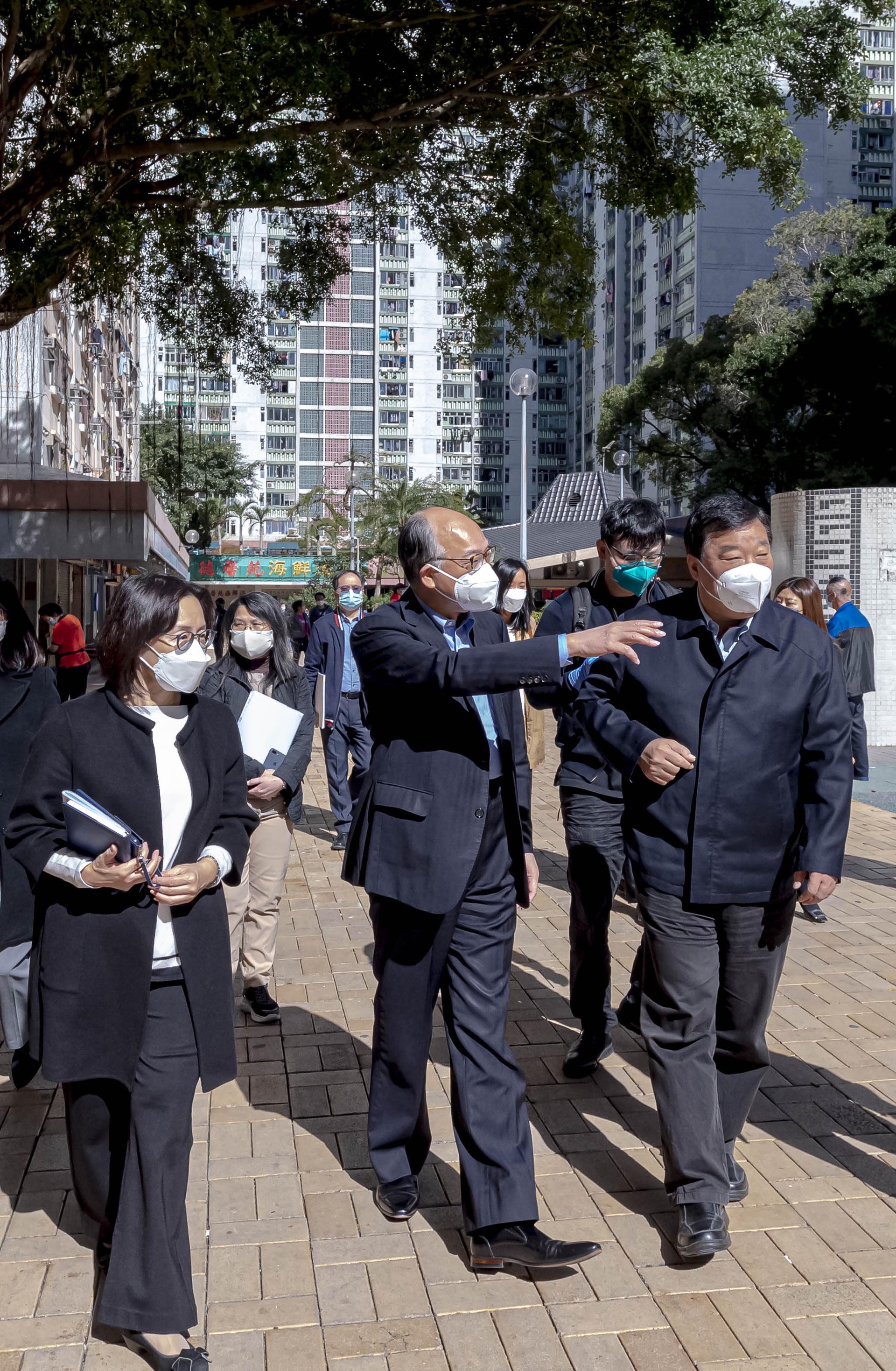 國家衞健委新冠疫情應對處置工作領導小組專家組組長梁萬年教授(右)率領的內地專家團部分成員.今日K在運輸及房屋局局長陳帆(中)和運輸及房屋局常任秘書長(房屋)兼房屋署署長王天予(左)陪同下,視察觀塘順天邨「圍封強檢」現場。(政府新聞處圖片) 國家衞健委新冠疫情應對處置工作領導小組專家組組長梁萬年教授(右)率領的內地專家團部分成員.今日K在運輸及房屋局局長陳帆(中)和運輸及房屋局常任秘書長(房屋)兼房屋署署長王天予(左)陪同下,視察觀塘順天邨「圍封強檢」現場。(政府新聞處圖片)