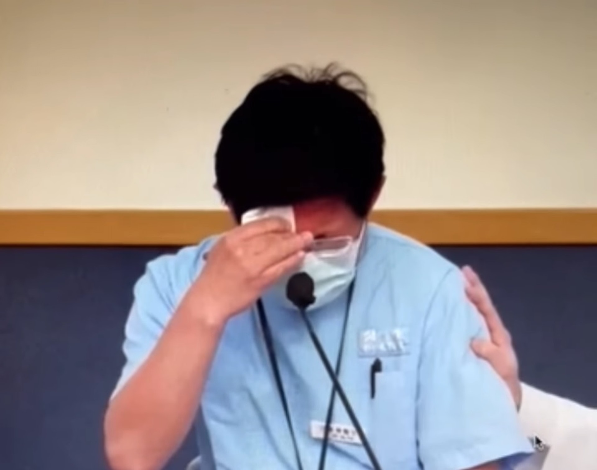 何曉輝醫生昨日在伊利沙伯醫院的員工座談會上交代轉變為指定醫院工作時感觸落淚。(網上片段截圖) 何曉輝醫生昨日在伊利沙伯醫院的員工座談會上交代轉變為指定醫院工作時感觸落淚。(網上片段截圖)