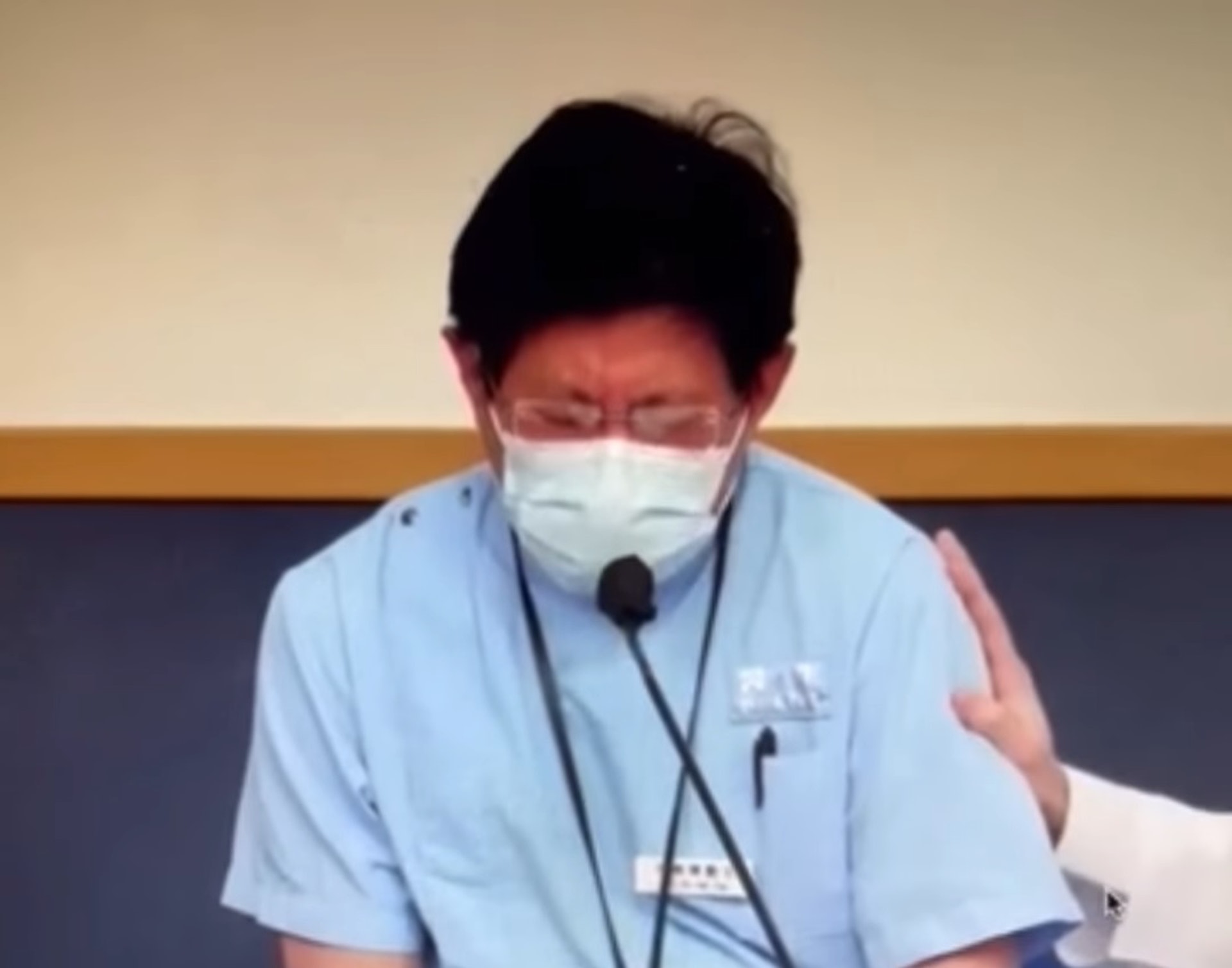 何曉輝醫生昨日在伊利沙伯醫院的員工座談會上交代轉變為指定醫院工作時感觸落淚。(網上片段截圖) 何曉輝醫生昨日在伊利沙伯醫院的員工座談會上交代轉變為指定醫院工作時感觸落淚。(網上片段截圖)