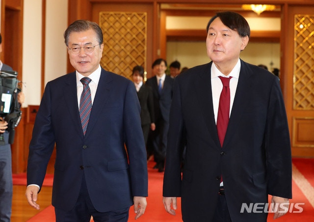 尹錫悅（右）、文在寅 / NEWSIS