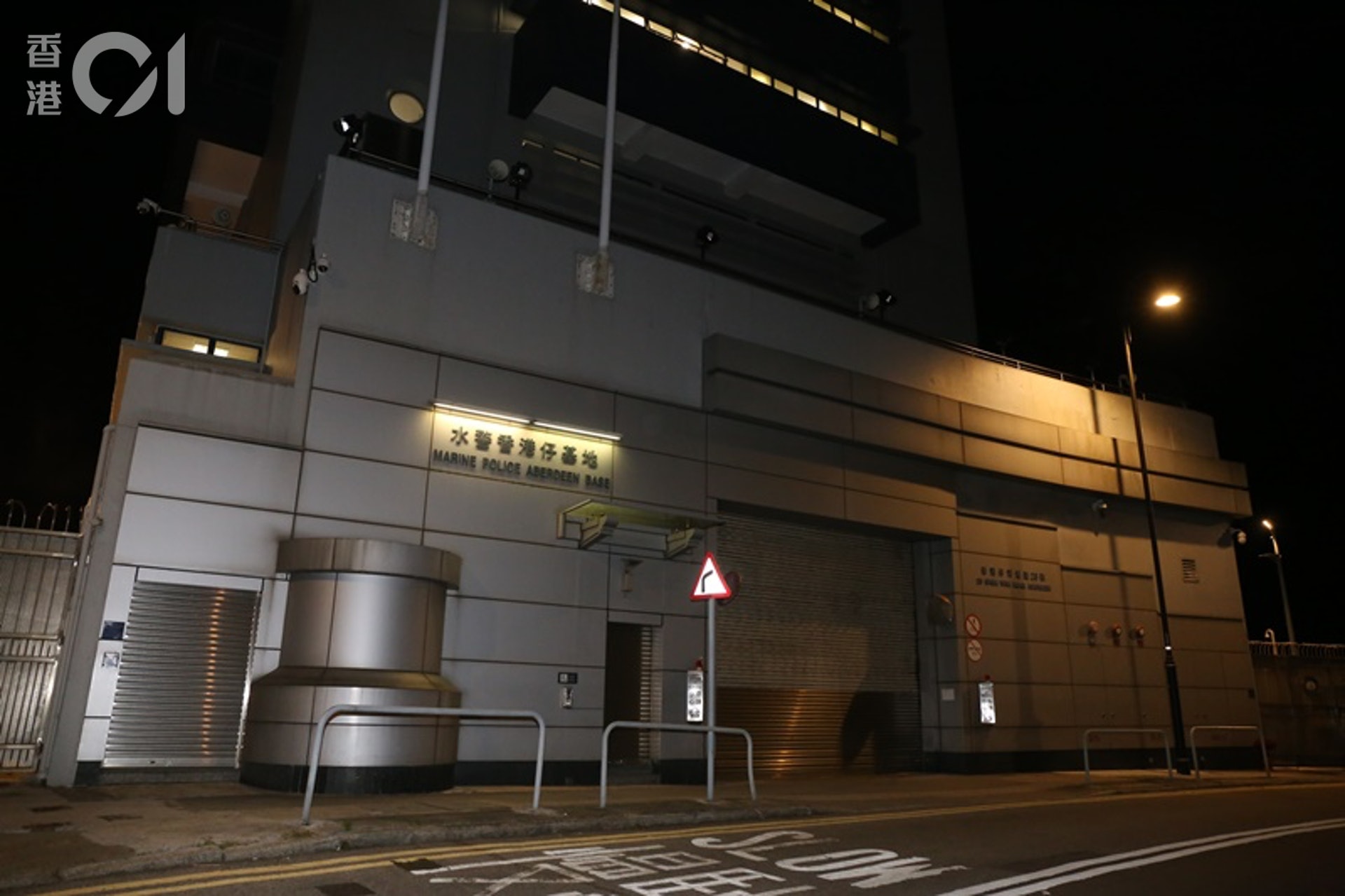 警方用水警輪將疑犯押返港島,再用警方私家車押到警署扣查。(張家豪攝) 警方用水警輪將疑犯押返港島,再用警方私家車押到警署扣查。(張家豪攝)
