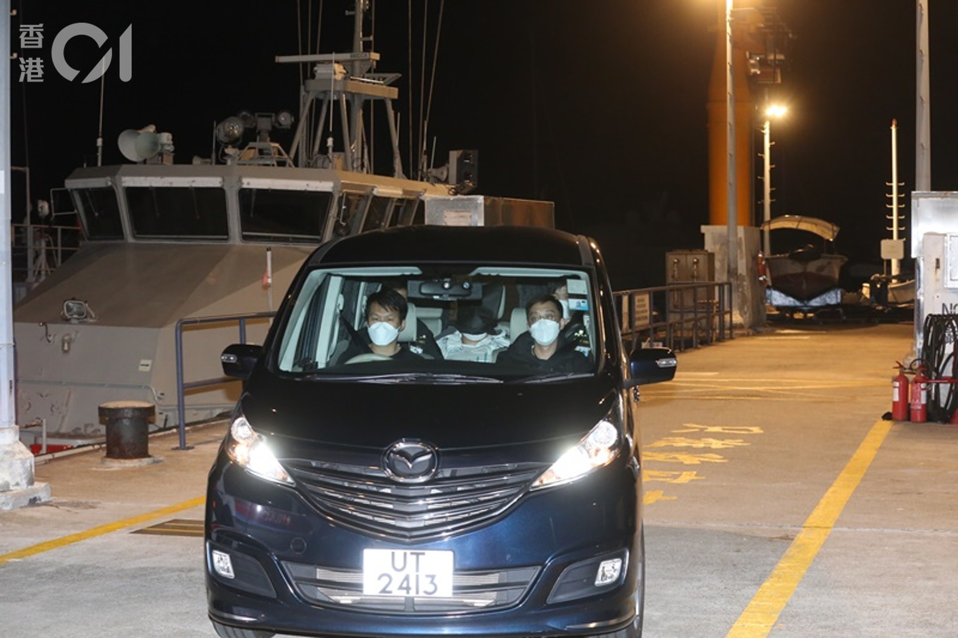 警方用水警輪將疑犯押返港島,再用警方私家車押到警署扣查。(張家豪攝) 警方用水警輪將疑犯押返港島,再用警方私家車押到警署扣查。(張家豪攝)