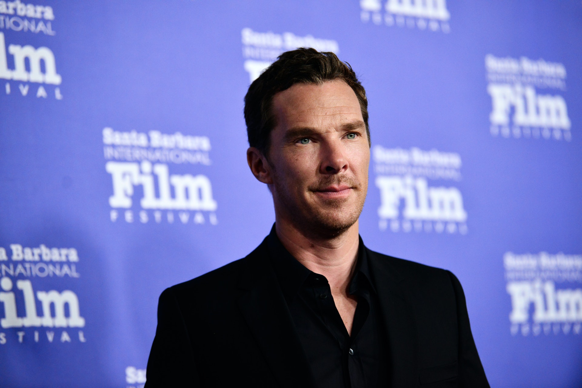 影星班尼迪甘巴貝治(Benedict Cumberbatch)出席於美國加州舉行的《第37屆聖巴巴拉國際電影節》,獲頒「電影先鋒獎」。(視覺中國) 影星班尼迪甘巴貝治(Benedict Cumberbatch)出席於美國加州舉行的《第37屆聖巴巴拉國際電影節》,獲頒「電影先鋒獎」。(視覺中國)