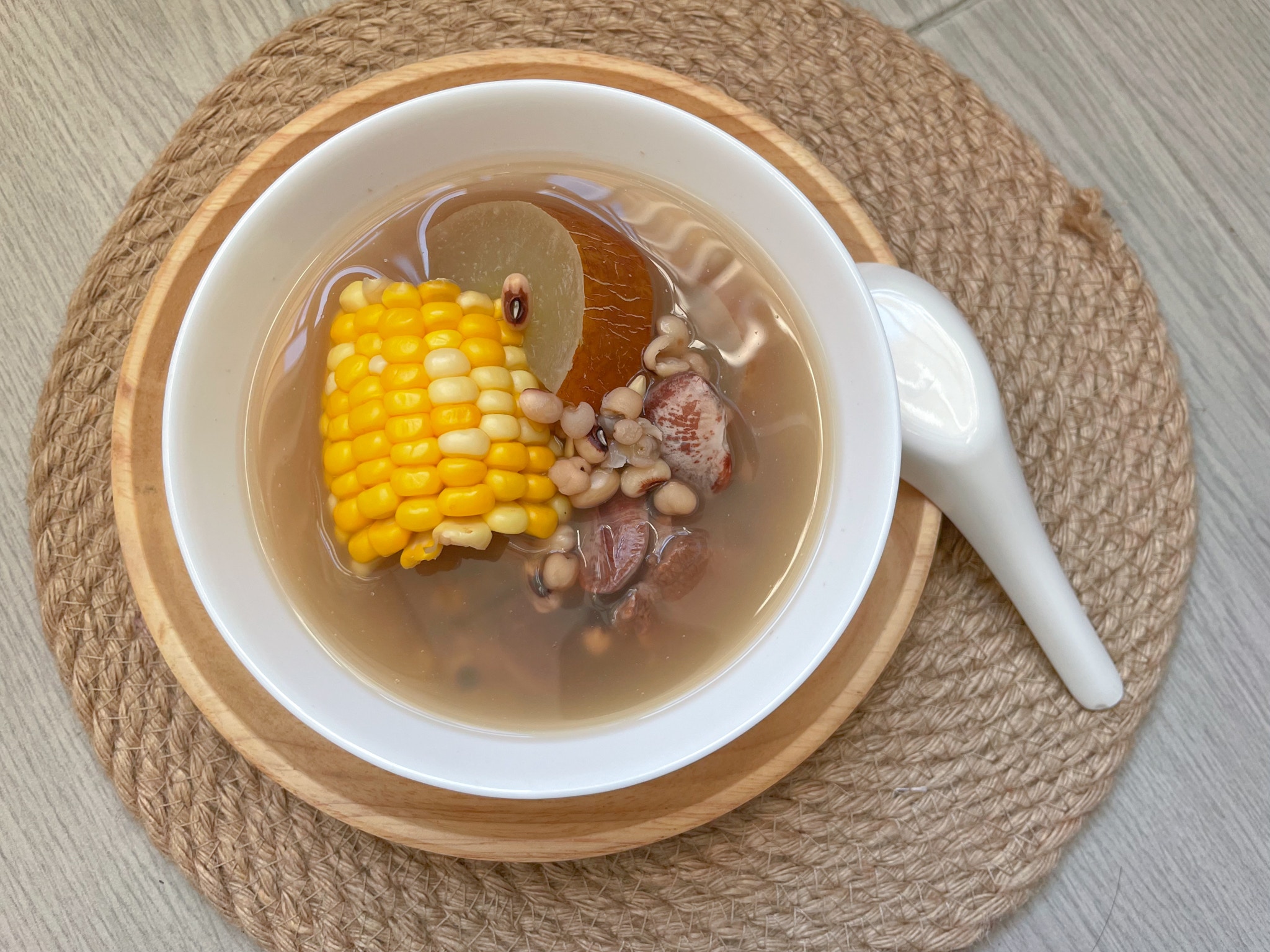 老黃瓜薏米花豆湯用不少健脾化濕食材如老黃瓜、薏米、花豆及眉豆。